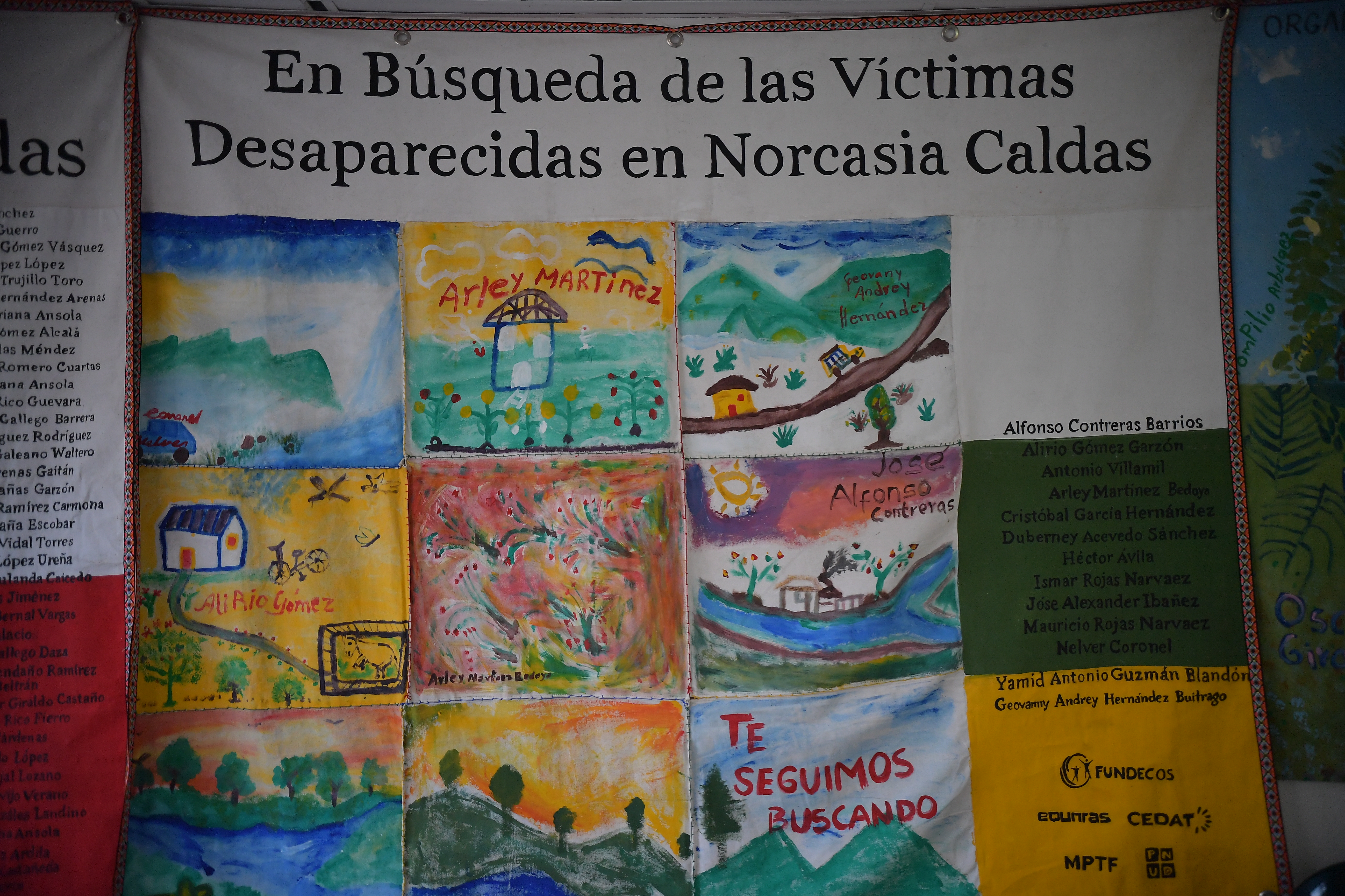 Retratos, familiares y otros elementos de personas que se encuentran desaparecidas y que se encuentran en la galería de la memoria