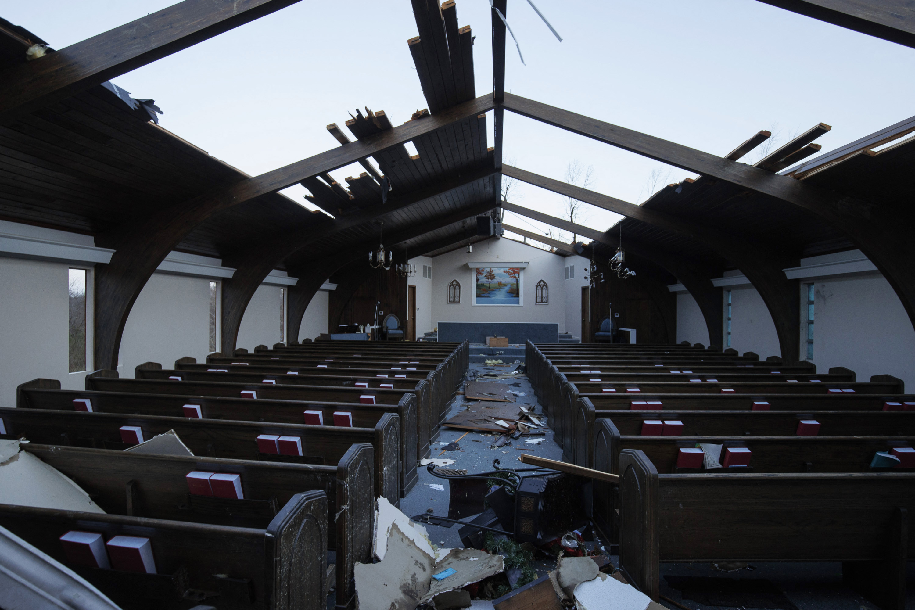Las devastadoras imágenes de los tornados en EE. UU. que dejaron más de 50 muertos