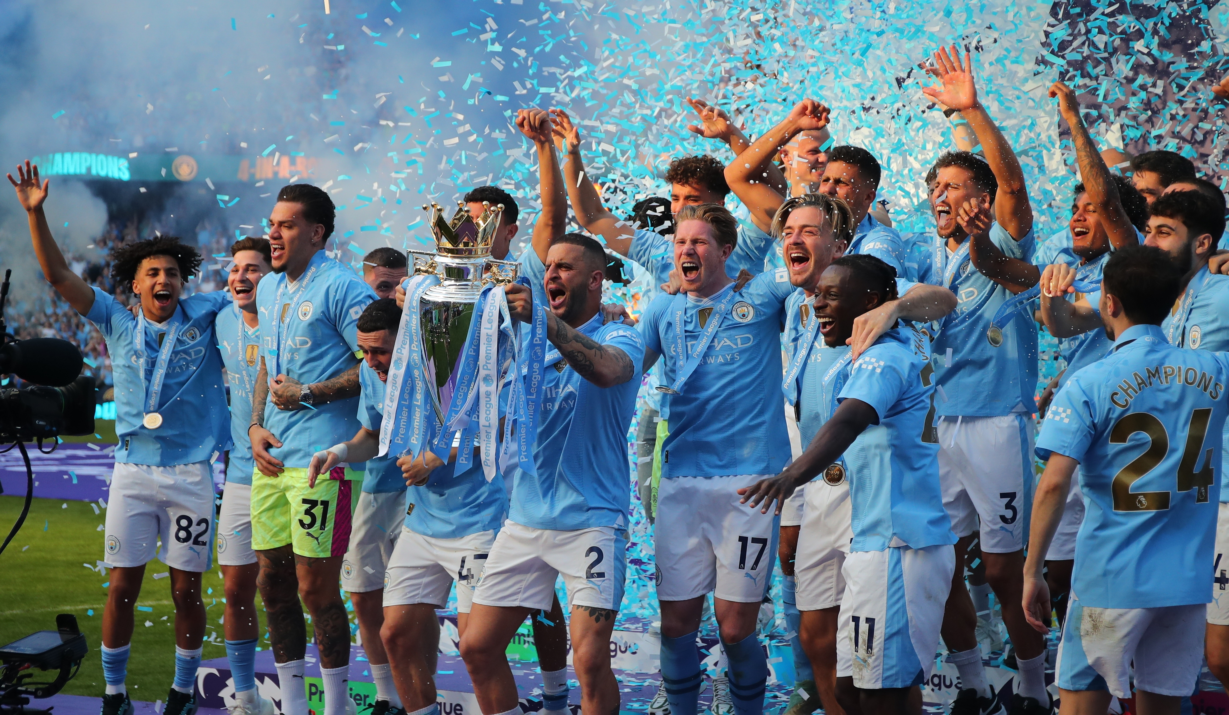 Manchester (United Kingdom), 19/05/2024.- Manchester City players celebrate as captain Kyle Walker (C) lifts the Premier League championship trophy, the fourth consecutive won by City, after the English Premier League soccer match of Manchester City against West Ham United, in Manchester, Britain, 19 May 2024. (Liga de Campeones, Reino Unido) EFE/EPA/ASH ALLEN EDITORIAL USE ONLY. No use with unauthorized audio, video, data, fixture lists, club/league logos, 'live' services or NFTs. Online in-match use limited to 120 images, no video emulation. No use in betting, games or single club/league/player publications.