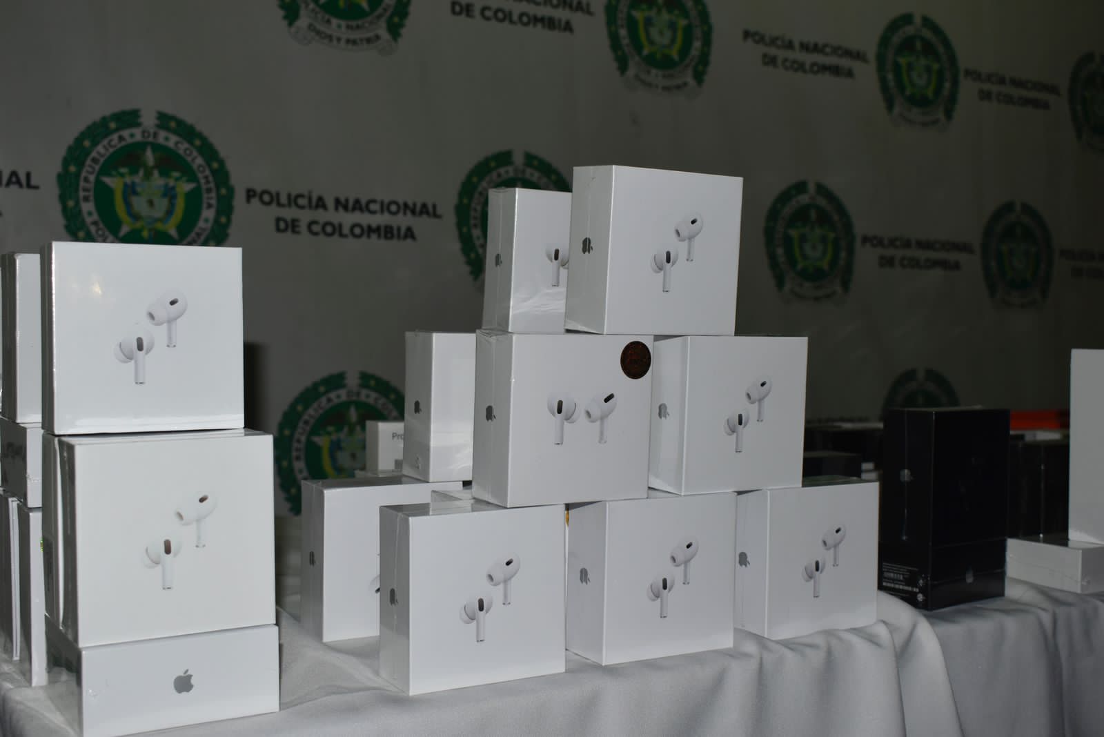 Incautan 1.509 accesorios de celulares falsos en bodega de Los Mártires