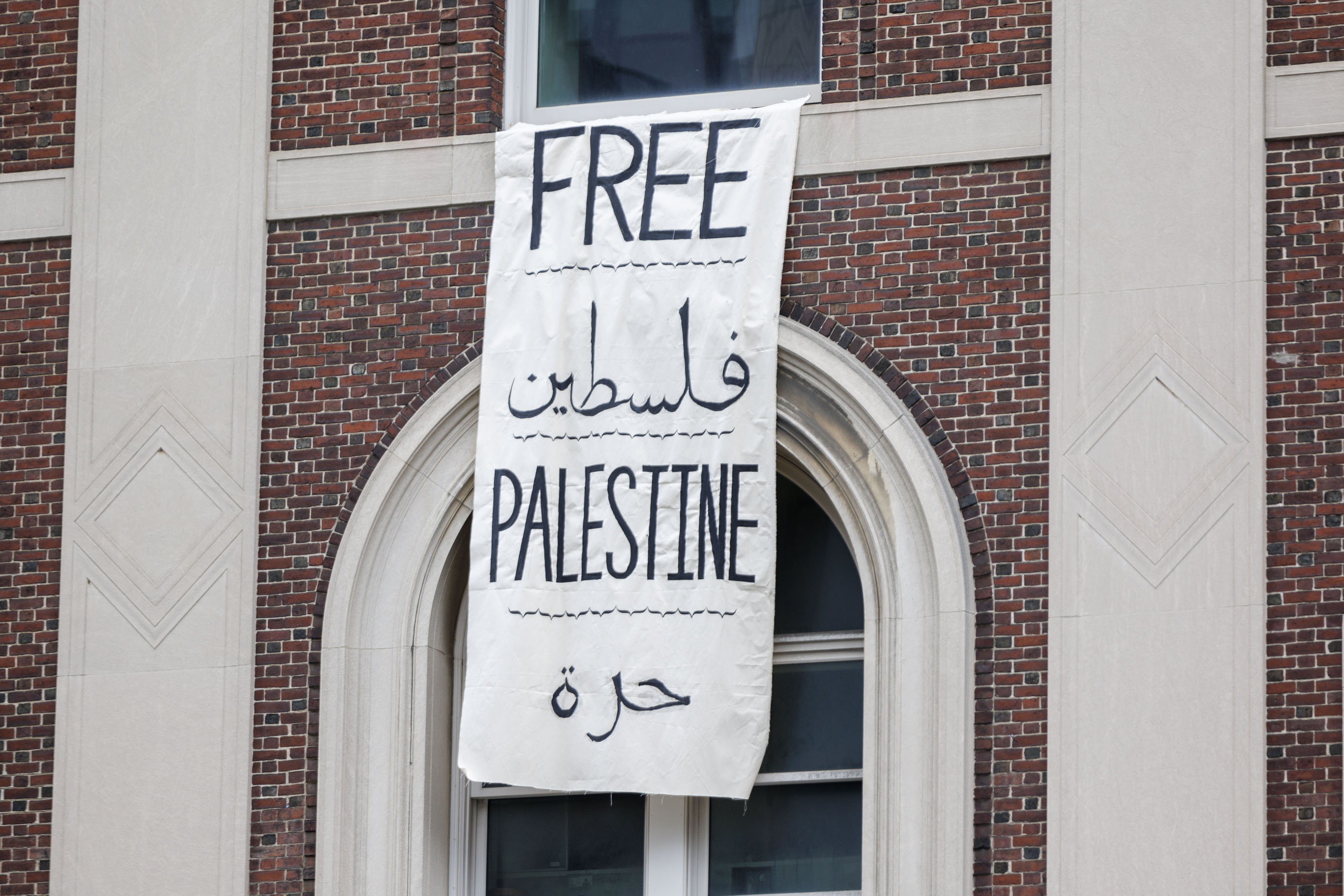 New York (United States), 30/04/2024.- A 'Free Palestine' sign hangs from a window following pro-Palestine students' takeover of Hamilton Hall, on Columbia University's campus in New York, New York, USA, 30 April 2024. Columbia University shut down its campus on 30 April in response. Students have been protesting the university's investments in Israel and showing their support for Palestine for over two weeks, also inspiring other students nationwide to do the same. (Protestas, Nueva York) EFE/EPA/SARAH YENESEL