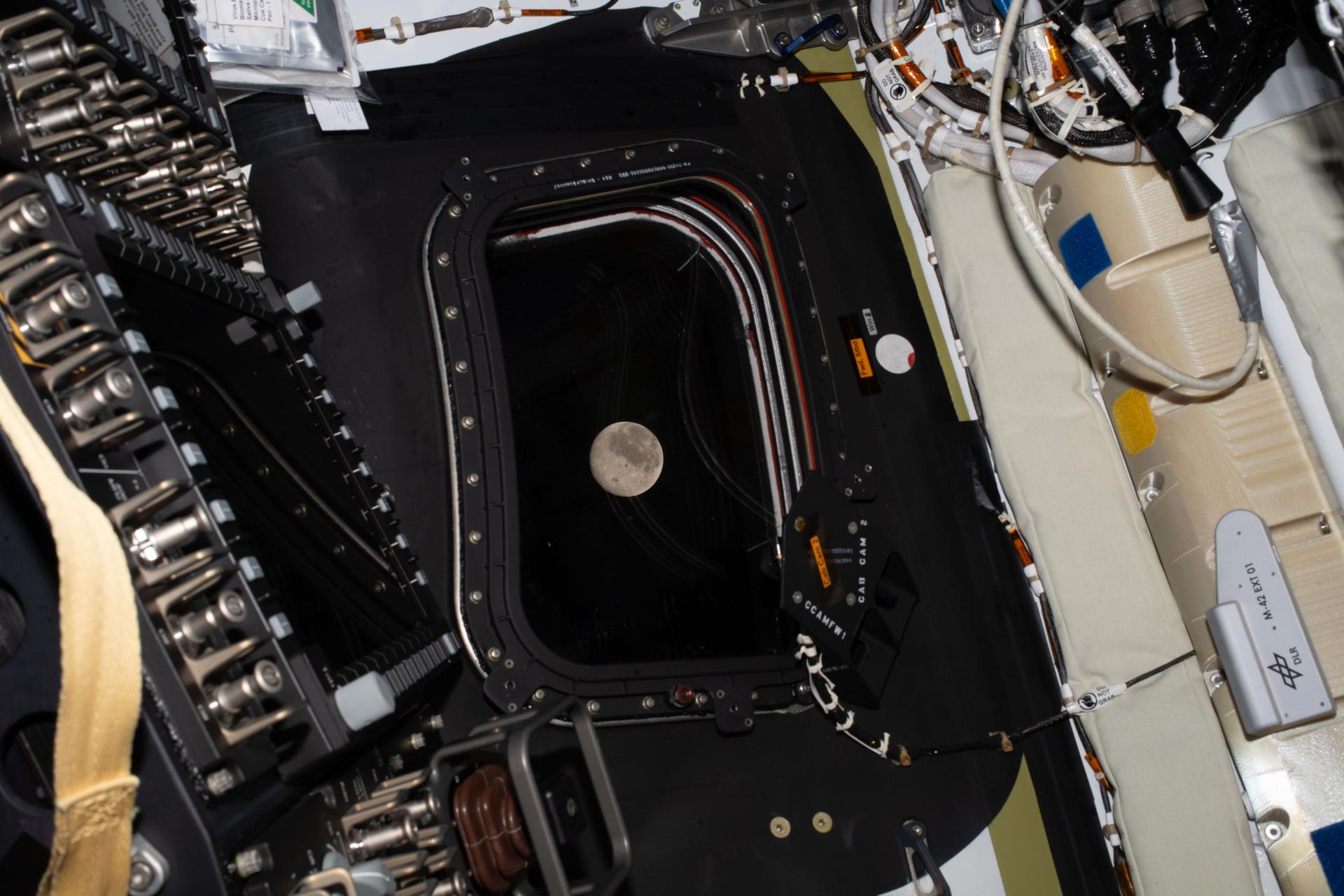 Una de las últimas imágenes de la Luna que tomaron los astronautas desde la nave Orion, antes de aproximarse al satélite como jamás lo había hecho la humanidad.