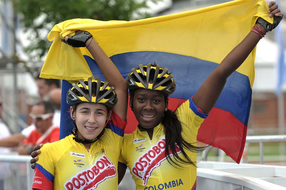 Jenny Paola Serrano y Johanna Viveros celebran uno de sus títulos mundiales.  /Luis Ramírez-Visorimage