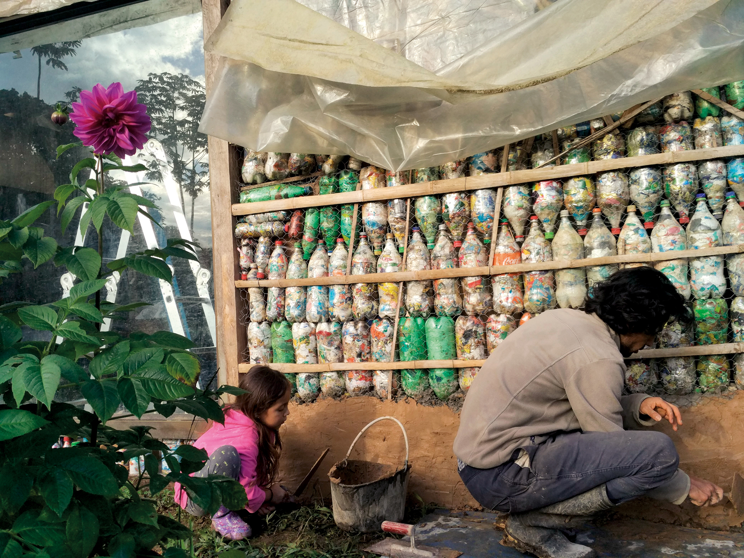 Levantamos una casa con una combinación de materiales naturales y ecoladrillos, botellas PET rellenas de los plásticos, que nunca faltan.