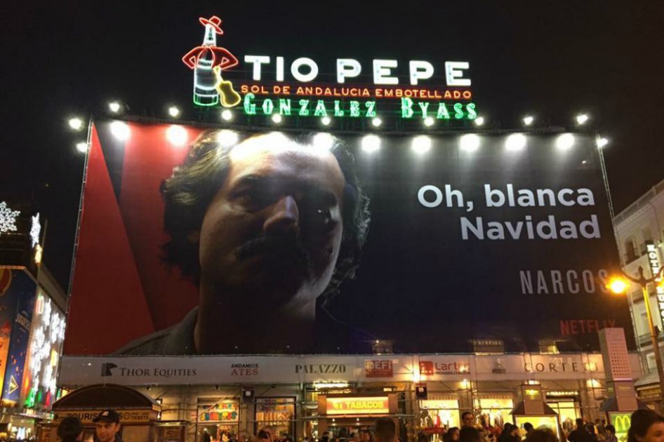«Blanca Navidad», la controversial valla en Madrid promocionando serie sobre Pablo Escobar