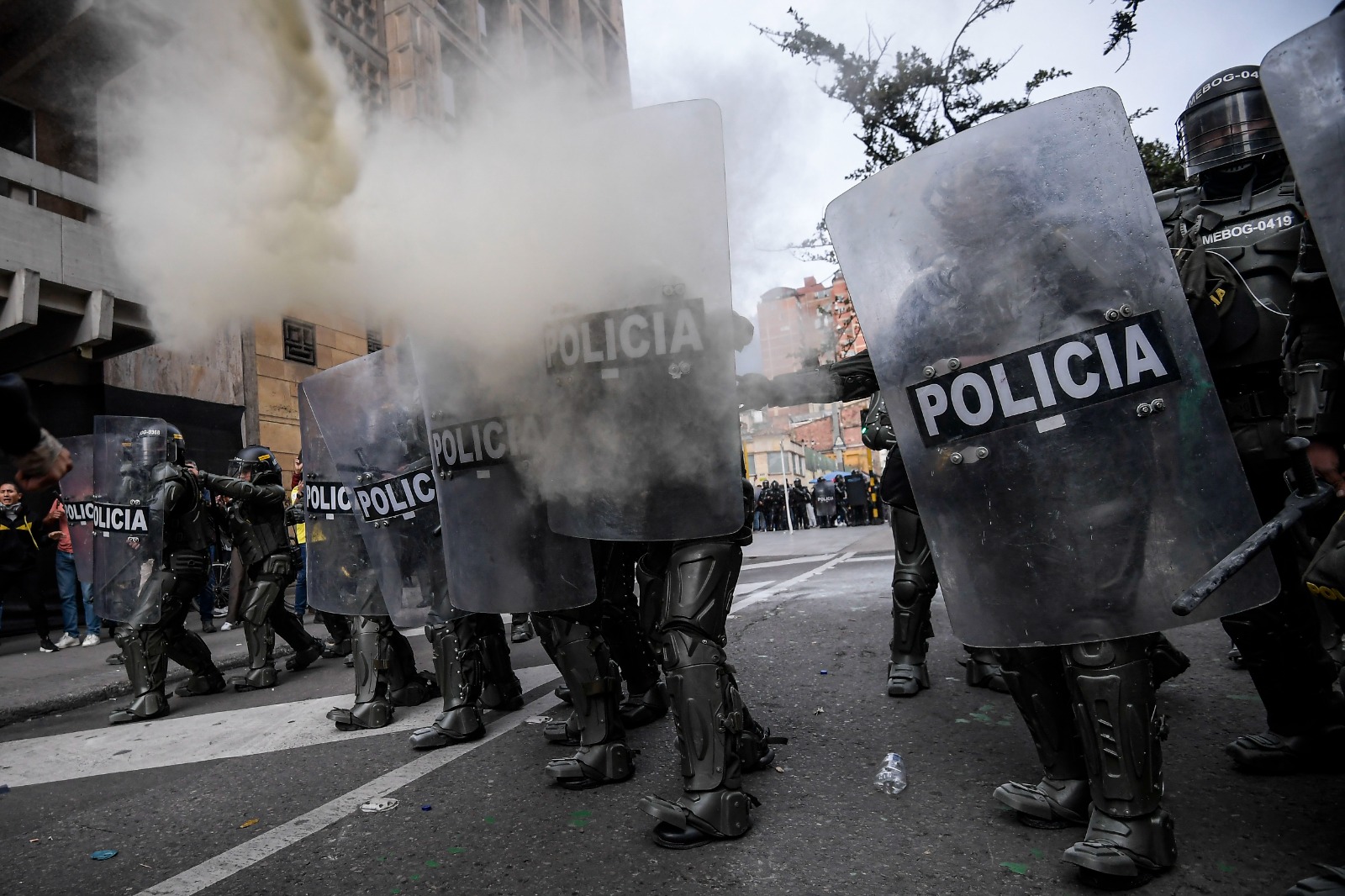 Los agentes del ESMAD fueron atacados con piedras durante el operativo.