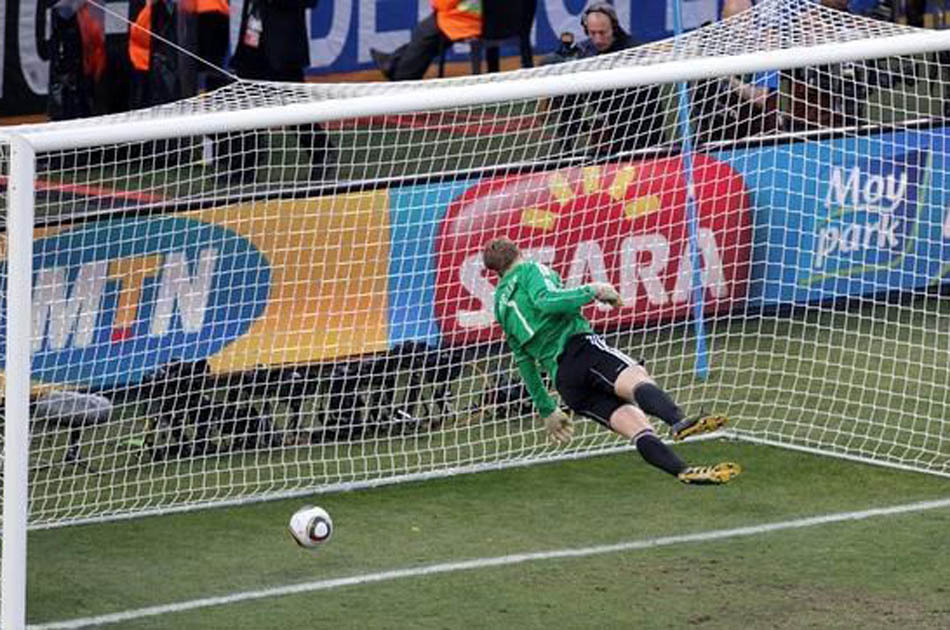 Para evitar goles fantasma, Premier League aprueba el uso del ‘ojo de halcón’