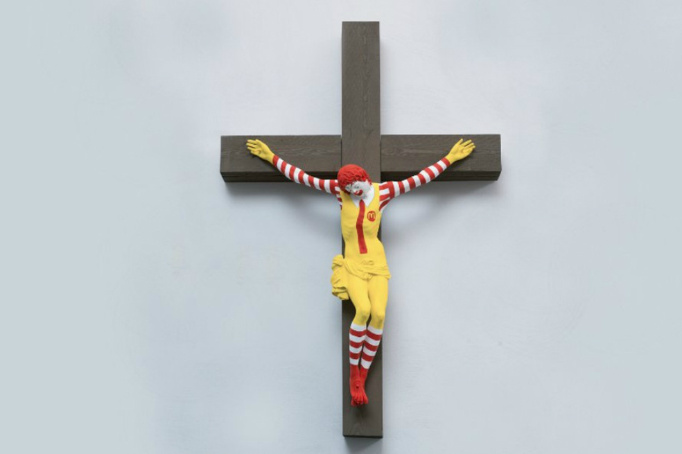 Escándalo en Israel por una obra con el payaso McDonald’s crucificado