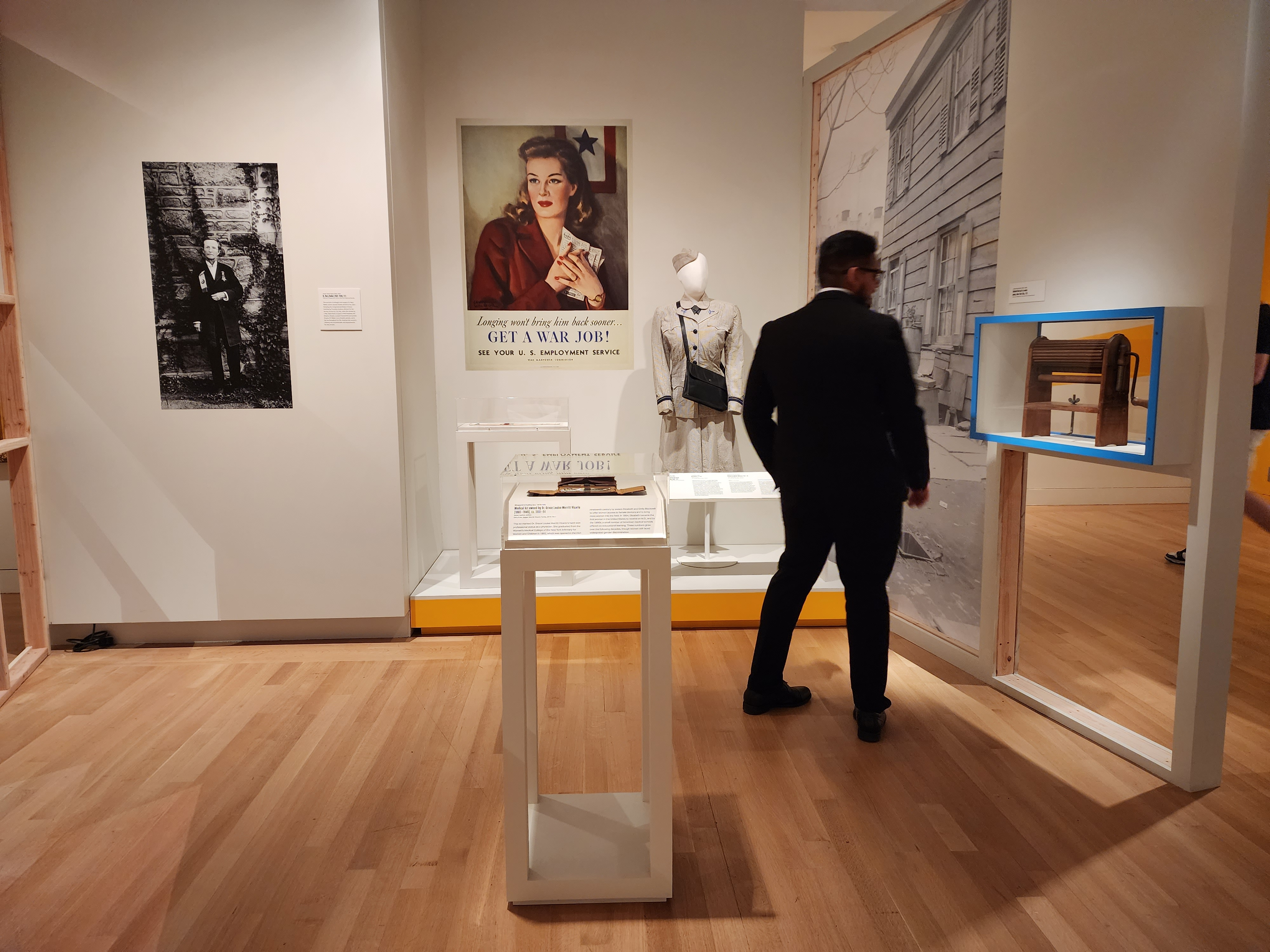 Exposición en Nueva York explora el rol de la mujer en el mundo laboral