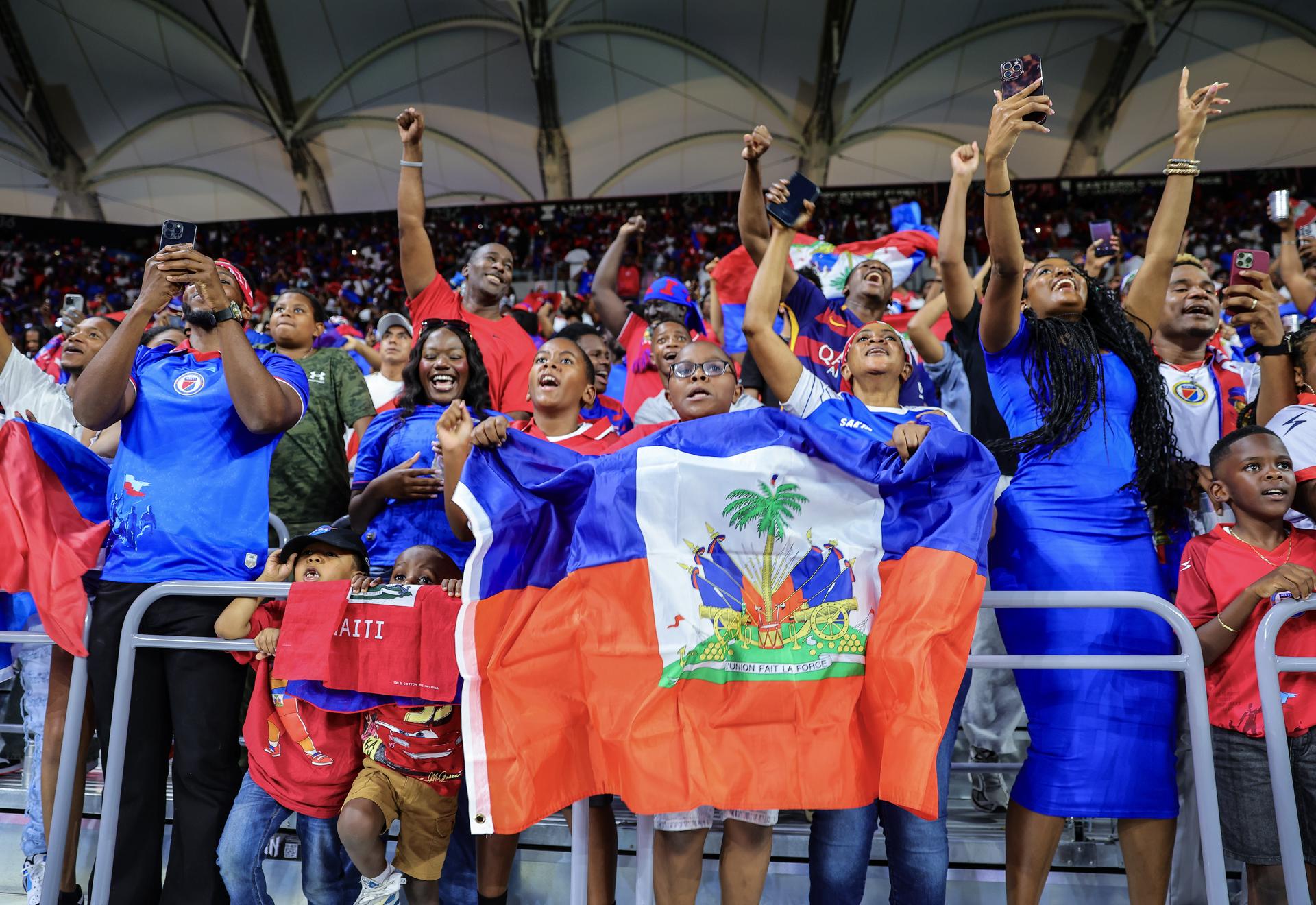MIAMI (United States), 05/06/2026.- People cheer on their team during the International soccer friendly between Haiti and Peru in Miami, Florida, USA, 05 June 2026. (Futbol, Amistoso) EFE/EPA/CRISTOBAL HERRERA-ULASHKEVICH
