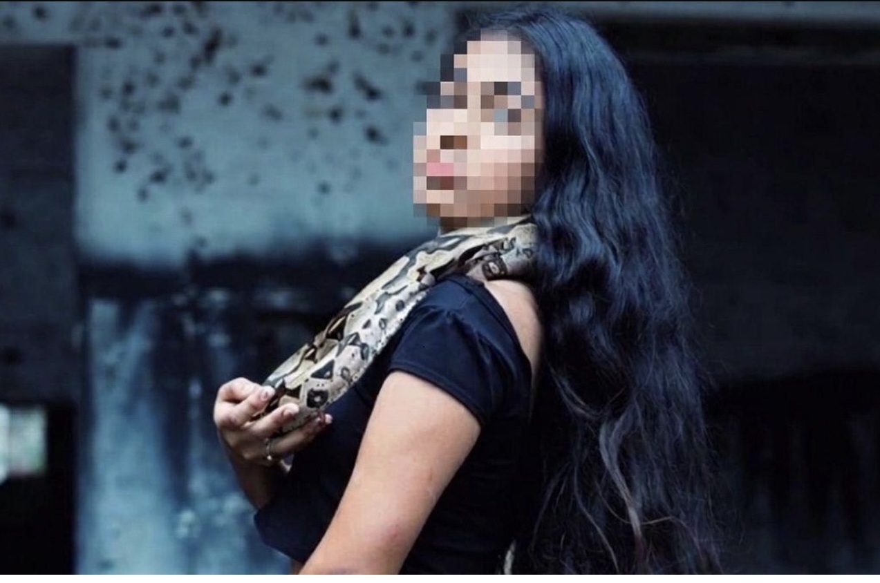 Rescatan a una boa que una adolescente exhibía en el V. del Cauca como un trofeo en redes