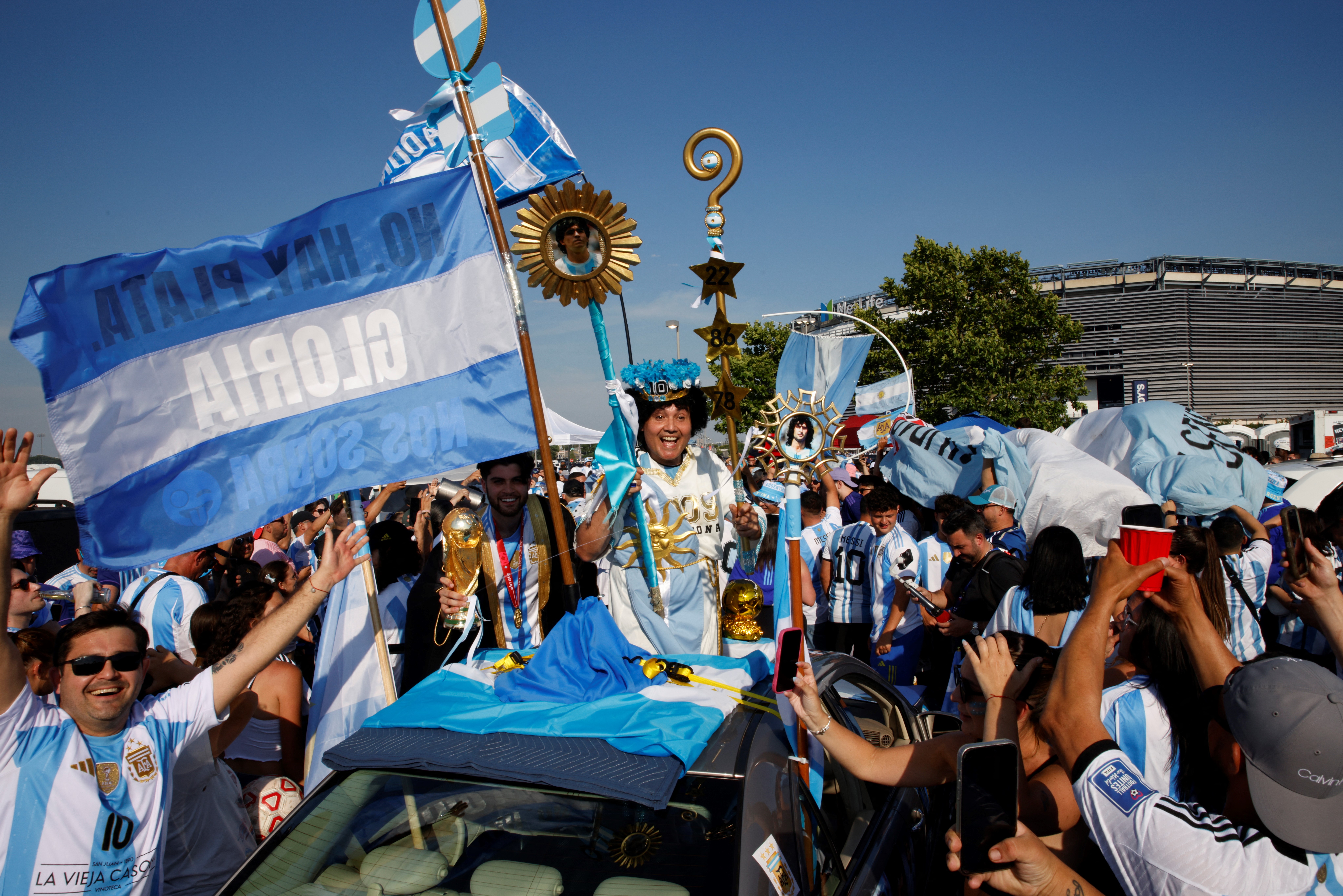 Los fanáticos argentinos aplauden antes del partido de fútbol del grupo A del torneo Copa América Conmebol 2024 entre Chile y Argentina en el estadio MetLife en East Rutherford, Nueva Jersey, el 25 de junio de 2024.