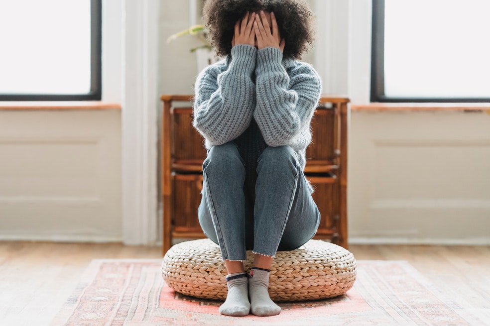 Acuario
Las personas nacidas bajo este signo zodiacal se caracterizan por su introspección y la importancia que le conceden al plano mental. Es por esto que se les facilita estar solos y felices sin la necesidad de estar constantemente acompañados.

Son personas independientes y con mucha confianza en sí mismos. Sin embargo, esto no quiere decir que no sean capaces de crear conexiones profundas. Puede que sus parejas duden de su compromiso por su actitud solitaria, pero son personas leales.
