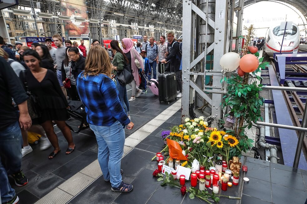 La muerte de un niño arrojado a la vía del tren junto a su madre conmociona a Alemania