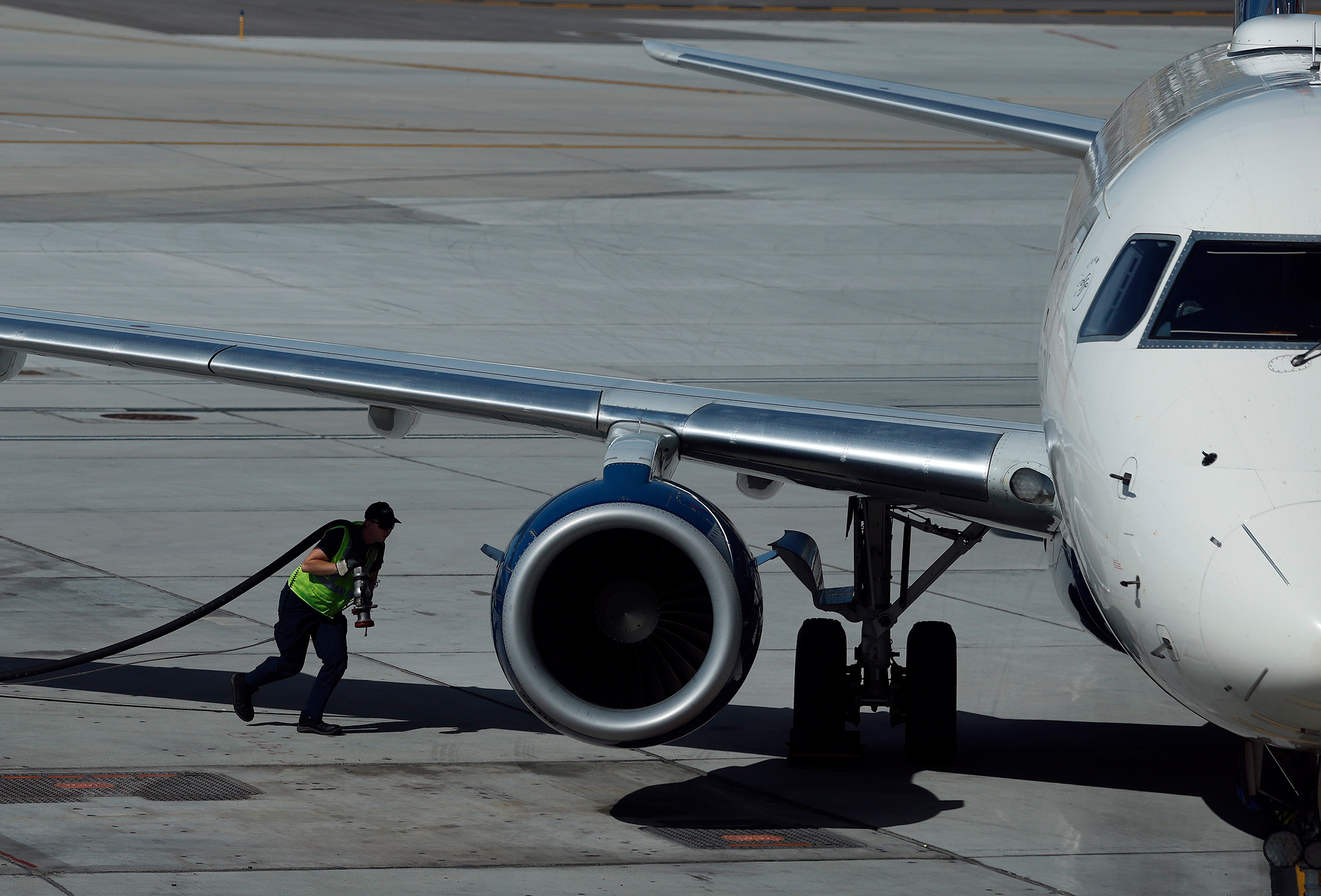 Un trabajador alimenta un avión.