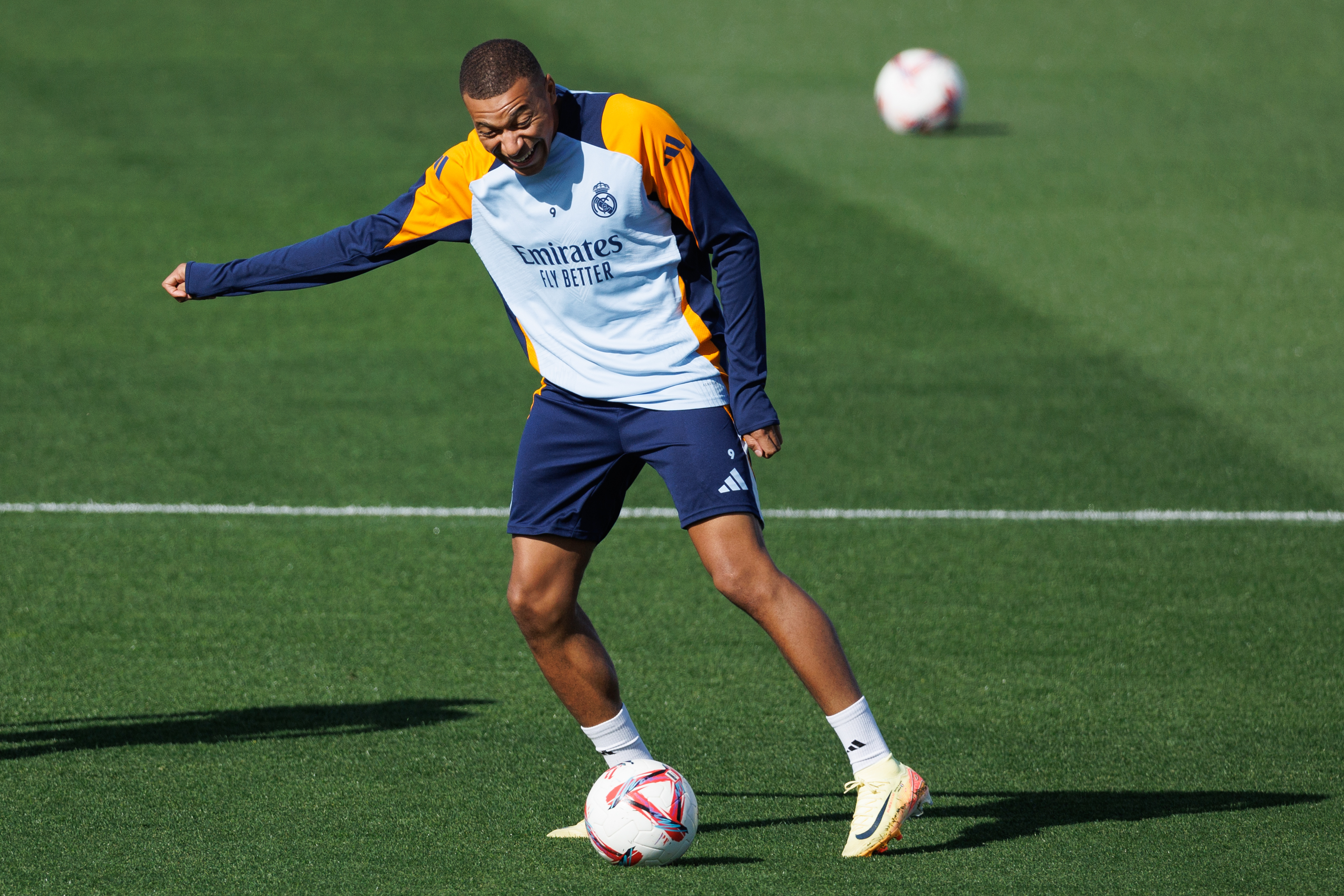 MADRID, 04/10/2024.- El delantero francés del Real Madrid, Kylian Mbappé durante el entrenamiento que el conjunto ha llevado a cabo este viernes en la Ciudad Deportiva de Valdebebas, previo al partido de La Liga que disputarán mañana, ante el Villarreal. EFE/Sergio Pérez
