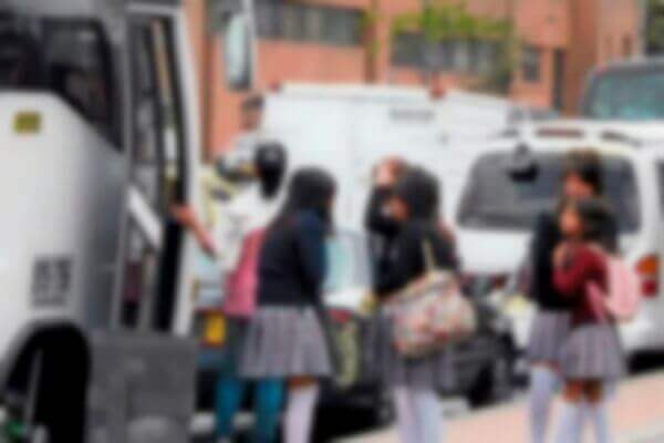 10 lesionados deja choque entre ruta escolar y ambulancia en Bogotá
