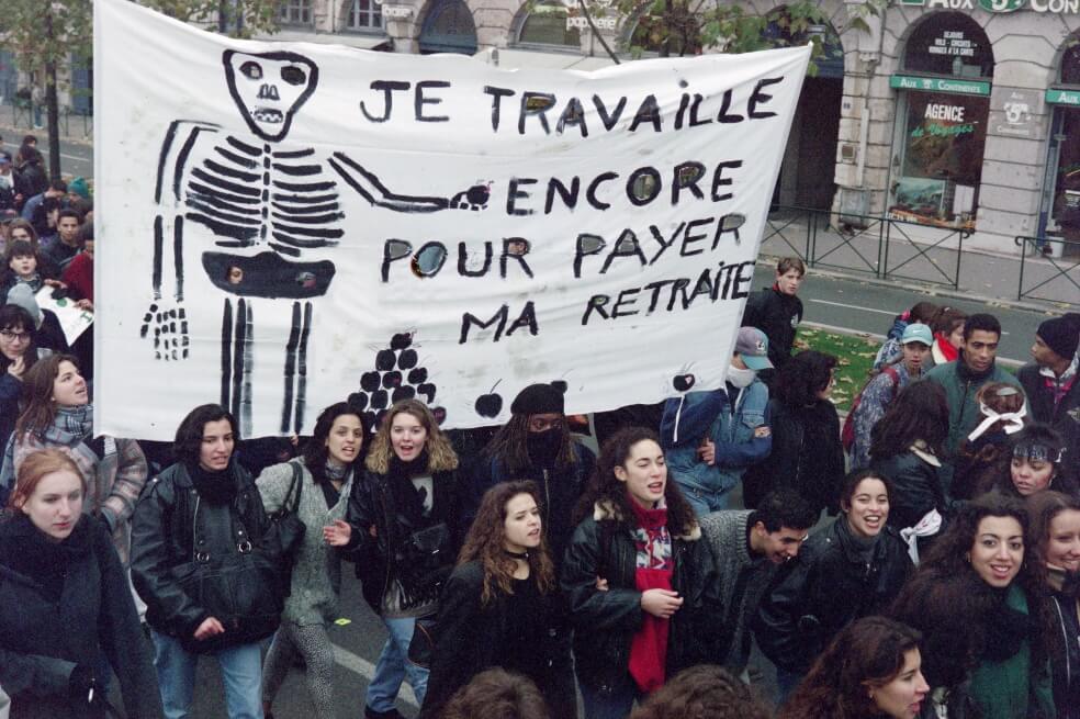 Cientos de estudiantes se han manifestado en las últimas semanas rechazando la reforma pensional que propuso el presidente francés Emmanuel Macron. / AFP