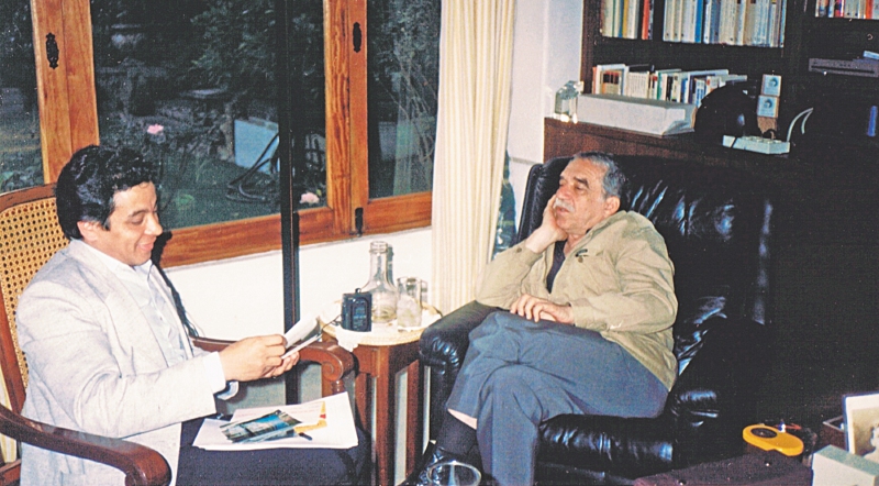 Dasso Saldívar y García Márquez en el estudio del Nobel en Ciudad de México. / Cortesía Édgar Montiel