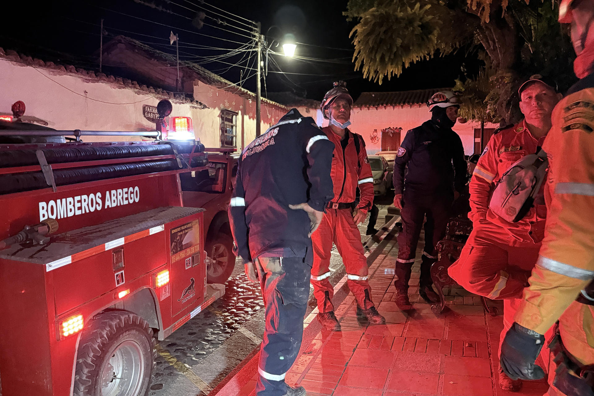 LA PLAYA DE BELÉN (COLOMBIA), 28/01/2026.- Integrantes de los Bomberos acompañan el operativo de rescate de los cuerpos de un avión accidentado este miércoles, en zona rural del municipio de La Playa de Belén (Colombia). El avión de la compañía colombiana Satena que desapareció en el departamento de Norte de Santander (fronterizo con Venezuela), con 15 personas a bordo, fue hallado accidentado y sin sobrevivientes, confirmó la aerolínea. EFE/ Mario Caicedo