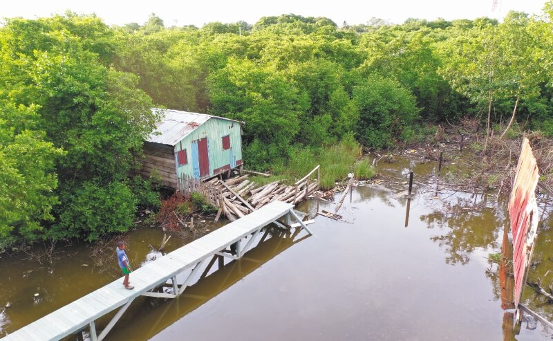 En Turbo, los desplazados de la Operación Génesis viven sobre la basura