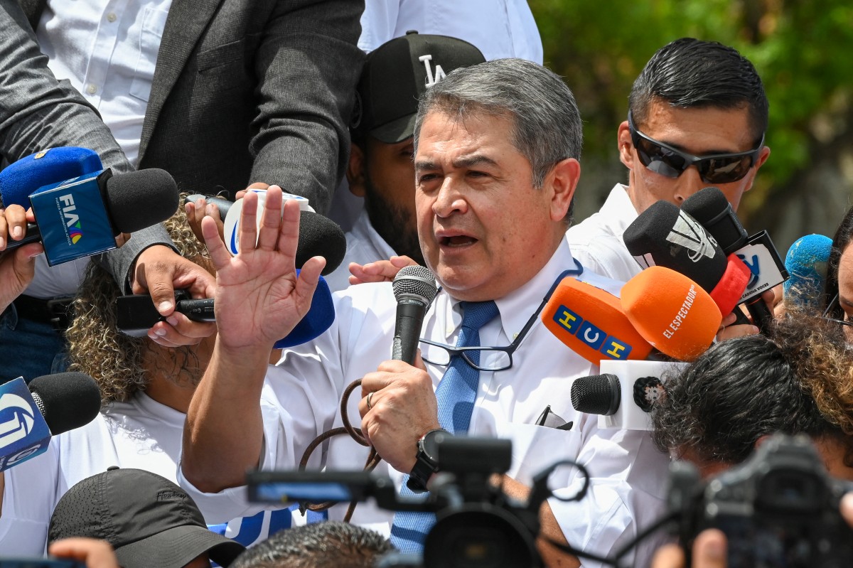Former Honduras' President (2014-2022) Juan Orlando Hernandez speaks to the media following a hearing at the Supreme Court of Justice in Tegucigalpa on August 3, 2026.