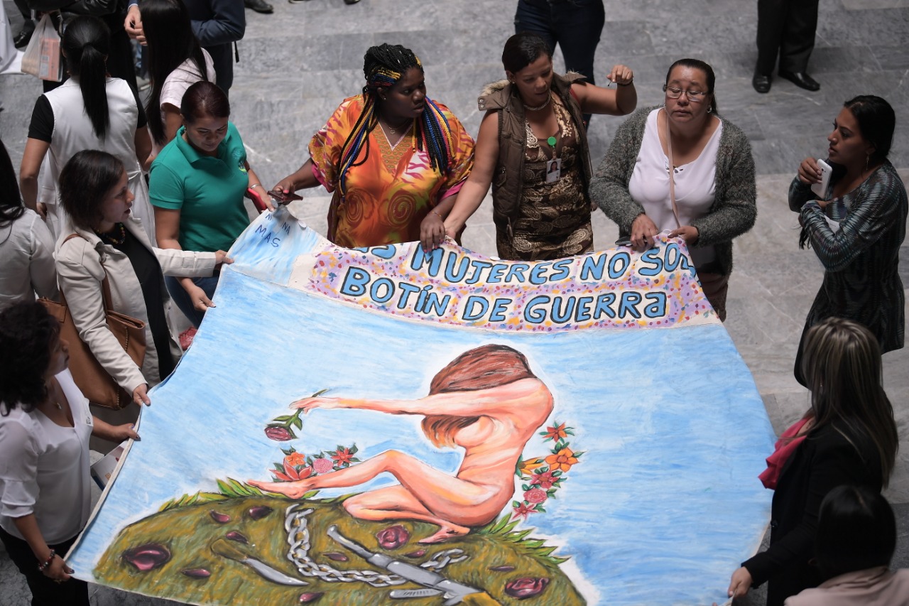 Denuncian ausencia de enfoque de género en la imputación por secuestro de la JEP