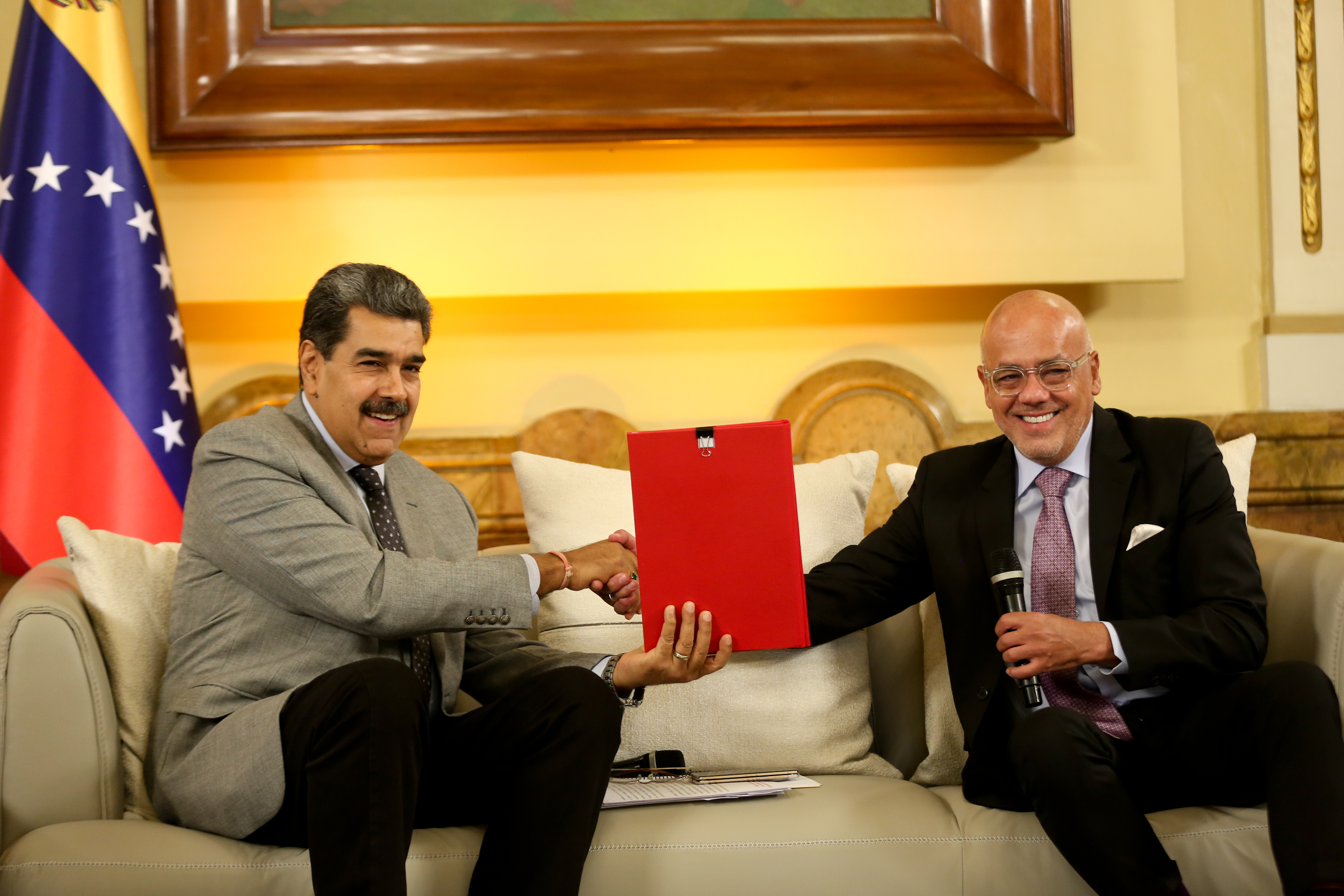 AME8539. CARACAS (VENEZUELA), 18/10/2023.- Fotografía cedida por Prensa Miraflores donde se observa al presidente venezolano, Nicolás Maduro (i) mientras se reúne con Jorge Rodriguez, en Caracas (Venezuela). El presidente de Venezuela, Nicolás Maduro, llamó este miércoles al Gobierno de Estados Unidos a comenzar una "nueva etapa" en las relaciones, tras celebrar el levantamiento temporal de algunas sanciones que Washington mantenía sobre el oro, petróleo y gas del país sudamericano. EFE/ Prensa Miraflores/ SOLO USO EDITORIAL /NO VENTAS /SOLO DISPONIBLE PARA ILUSTRAR LA NOTICIA QUE ACOMPAÑA /CRÉDITO OBLIGATORIO