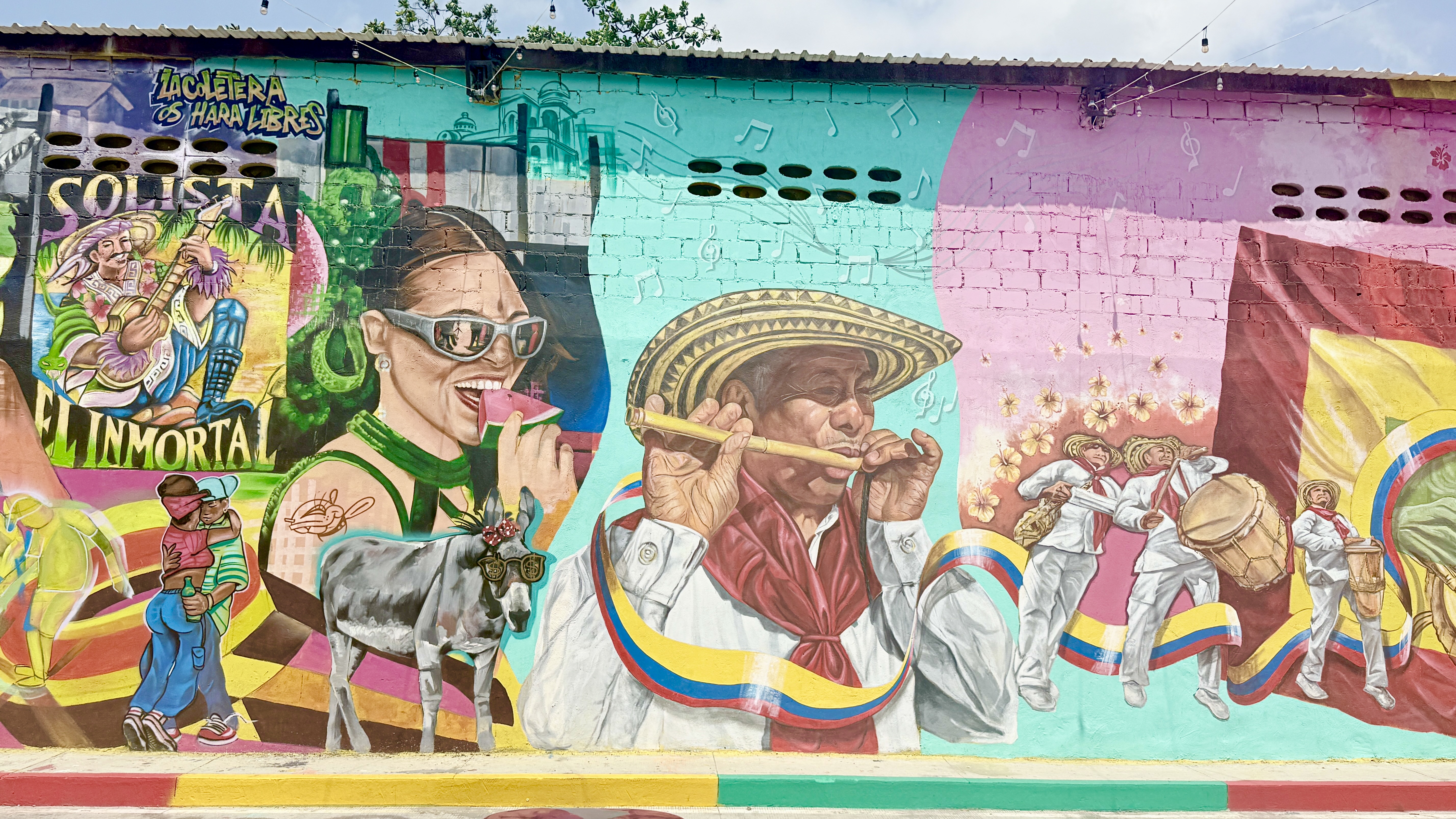 Desde 1857, cuando Barranquilla fue elevada a ciudad, Barrio Abajo ha conservado sus andenes elevados y escalinatas. Es la cuna del Carnaval, y sus calles han visto nacer a artesanos, poetas, deportistas que representan el carácter del barrio y la ciudad.