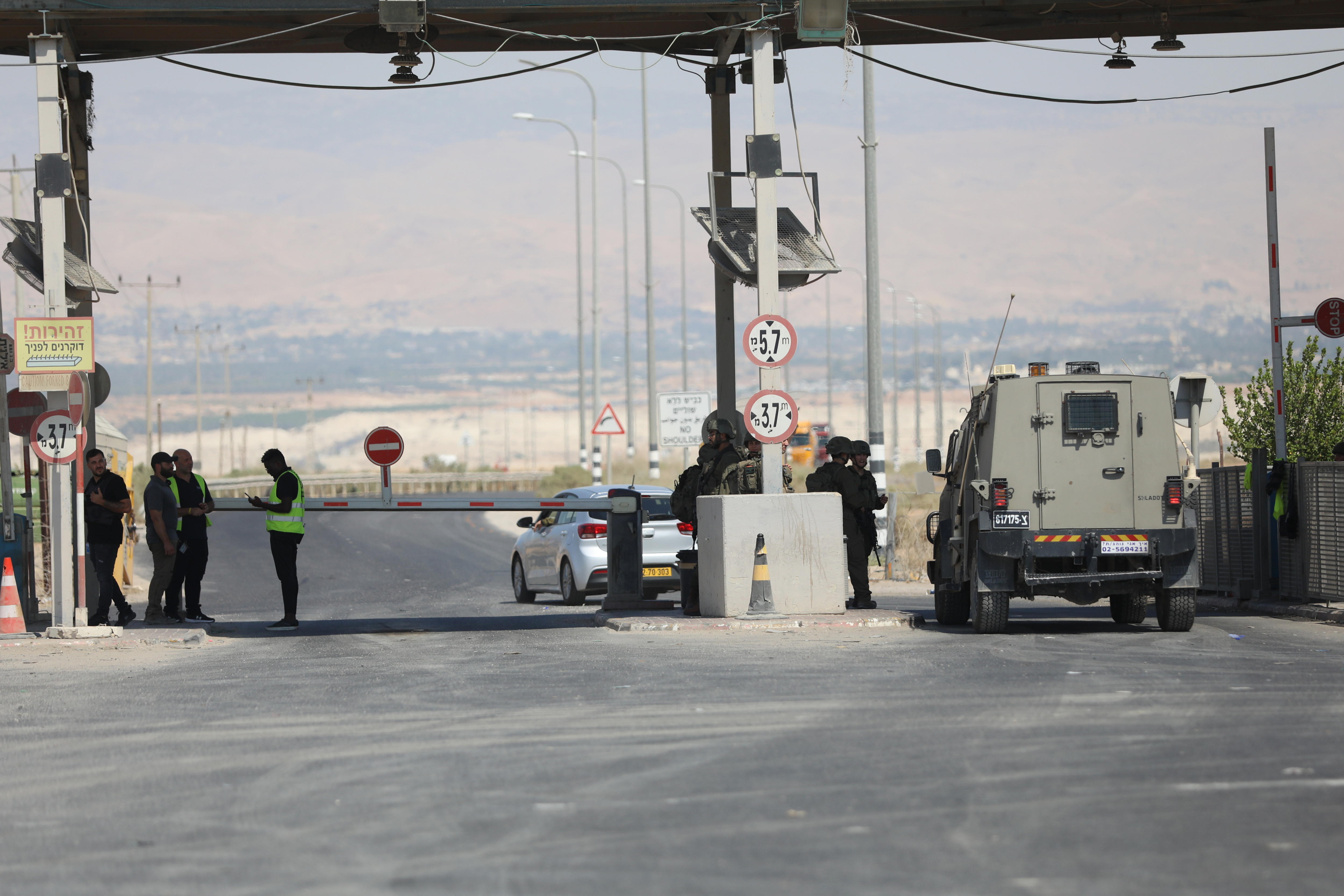 Allenby Bridge (-), 08/09/2024.- A view of Allenby Bridge, also known as the King Hussein Bridge, crossing between Jordan and the West Bank, near Jericho, West Bank, 08 September 2024. Three Israelis were killed in a shooting attack at the border crossing on 08 Seotember 2024, the Israeli army said in a post on social media. The driver approached the area of the Allenby Bridge from Jordan in a truck, exited the truck, and opened fire at the Israeli security forces operating at the bridge, the Israeli Defence Forces (IDF) reported. (Jordania) EFE/EPA/Jamal Awwad