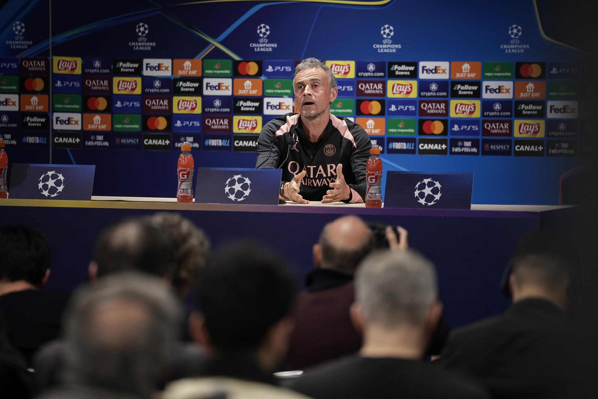 POISSY (France), 06/05/2025.- Paris Saint Germain's head coach Luis Enrique gestures during a press conference following the team's training session at the PSG Campus training center in Poissy, France, 06 May 2025. PSG will face Arsenal in their UEFA Champions League semi final second leg match on 07 May. (Liga de Campeones, Francia) EFE/EPA/CHRISTOPHE PETIT TESSON