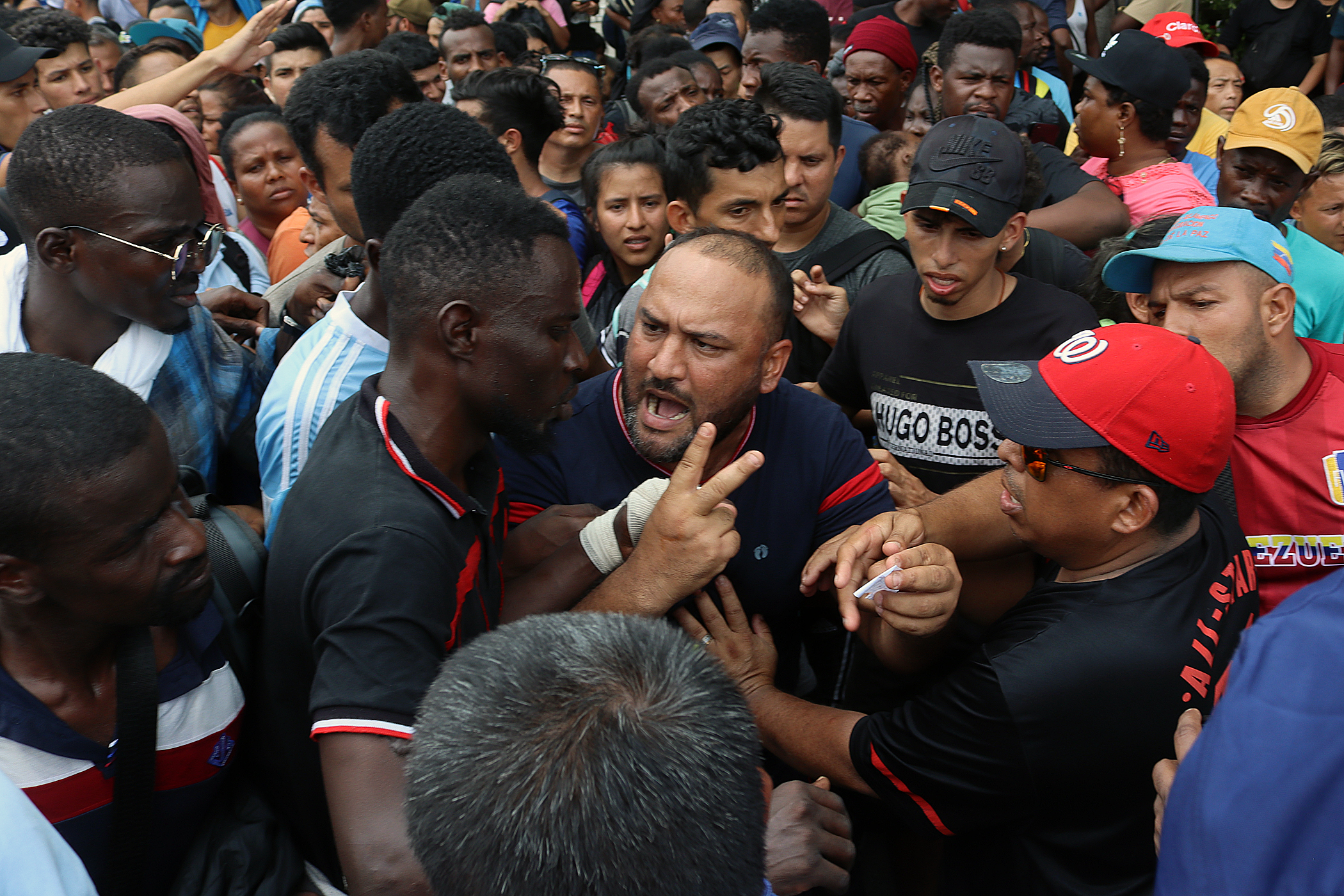 MEX4505. TAPACHULA (MÉXICO), 08/05/2023.- Migrantes discuten mientras hacen fila para tramitar papeles migratorios hoy, en Tapachula (México). Una nueva ola de cerca de 5.000 migrantes de diversos países llegó este lunes a Chiapas, en la frontera sur de México, con la esperanza de cruzar a Estados Unidos cuando expire el Título 42 de aquel país el próximo jueves. EFE/Juan Manuel Blanco
