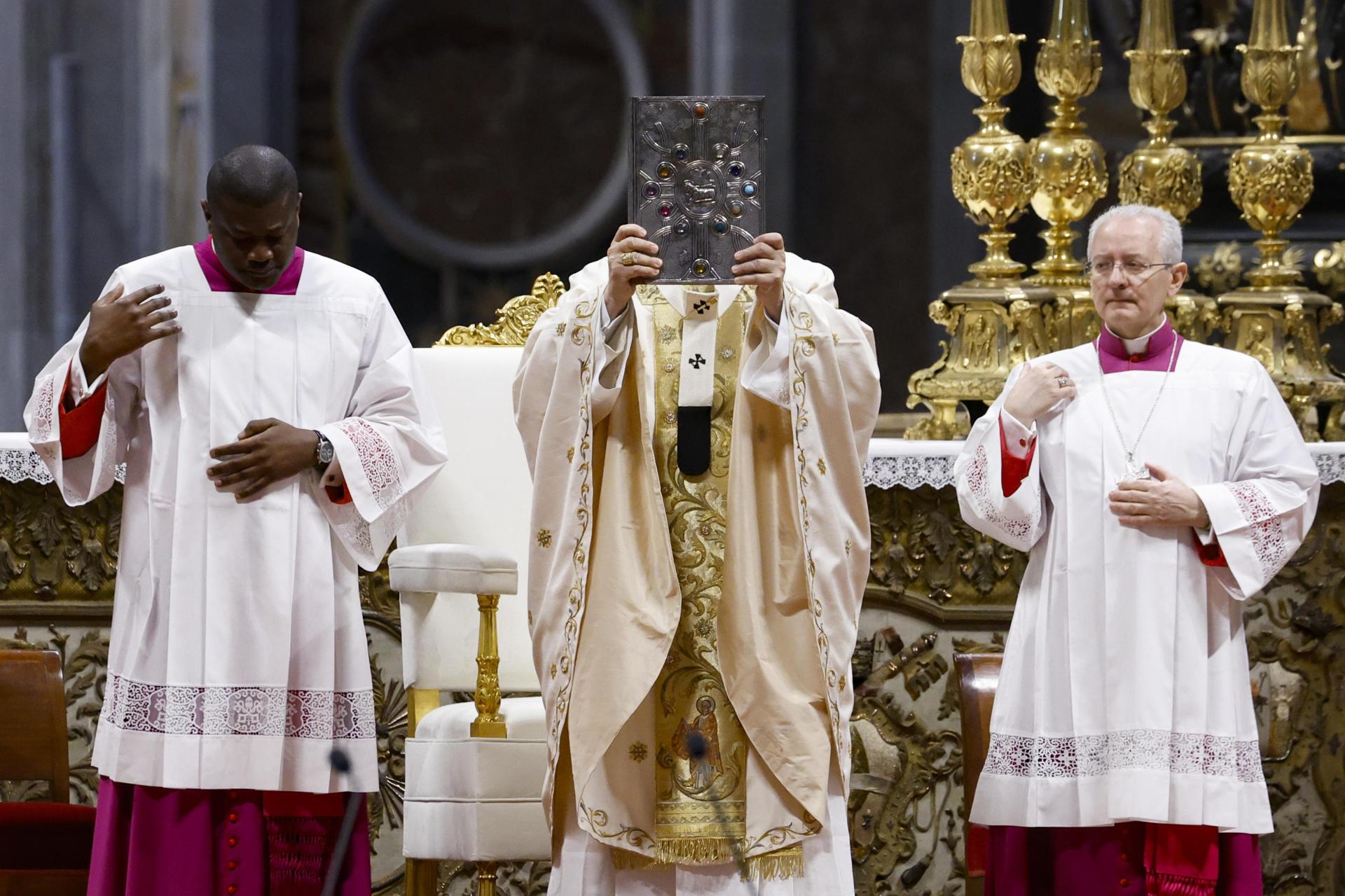 FOTODELDIA Ciudad del Vaticano,02/04/2026,- El papa León XIV inició los ritos de su primera Semana Santa como pontífice con la celebración de la Misa Crismal de Jueves Santo en la basílica de San Pedro, una ceremonia en la que pidió que la misión cristiana se aleje de la "prepotencia" y las "lógicas de dominio". EFE/FABIO FRUSTACI