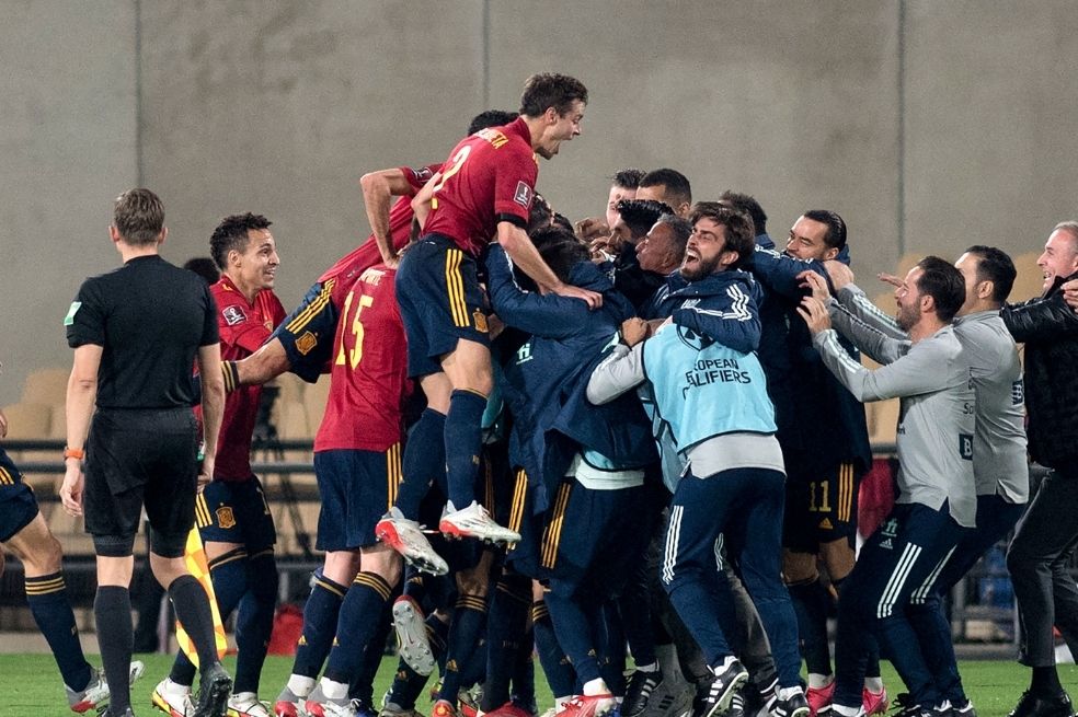 Los jugadores de España celebran el gol de Álvaro Morata.