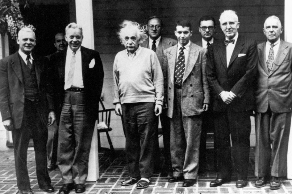 De izquierda a derecha: Dana Munro, Profesor de Historia (Princeton); John Von Neumann,Instituto de Estudios Avanzados (Princeton); Whitney Oats, Profesor de Humanidades y Griego (Princeton); A.Einstein; Oskar Morgenstern, Princeton, pionero teoría de juegos con Von Neumann; Mario Laserna, Decano de matemáticas, Uniandes; Samuel Wilkes, Profesor de Estadística (Princeton); Marston Morse, Profesor de matemáticas (Princeton); Salomon Lefschetz, Profesor de matemáticas.  /Cortesía Uniandes