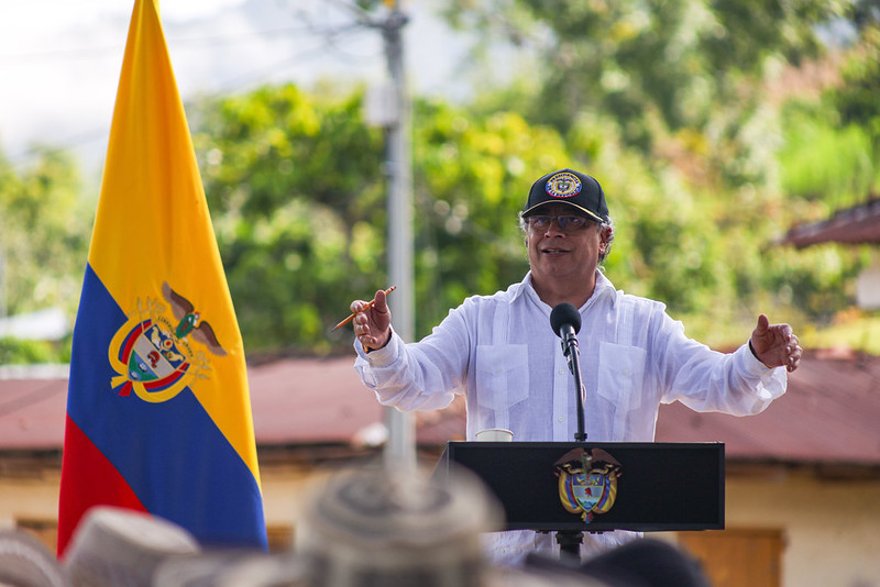 Santos se equivocó al no presentar la reforma agraria en el fast track: Petro