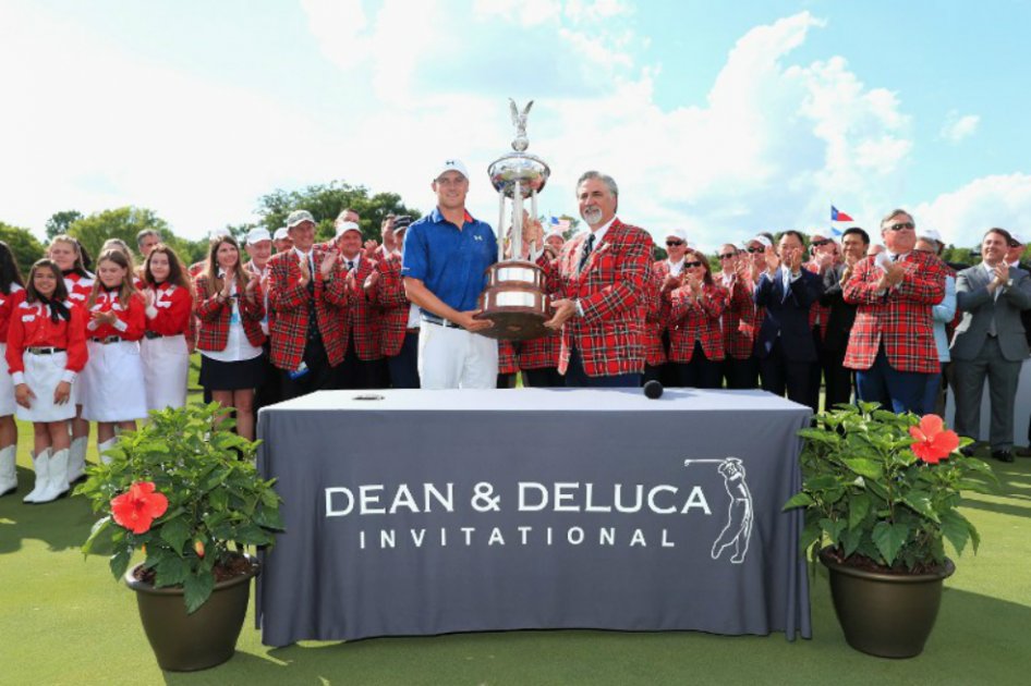Jordan Spieth (i), con el trofeo del Dean & Deluca InVitational, torneo del PGA Tour. / AFP