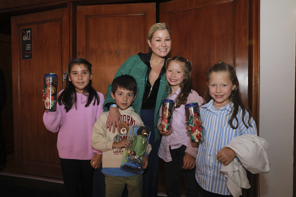 Pilar Schmitt bailó y cantó con su hijo y sobrinas los temas de Encanto en vivo