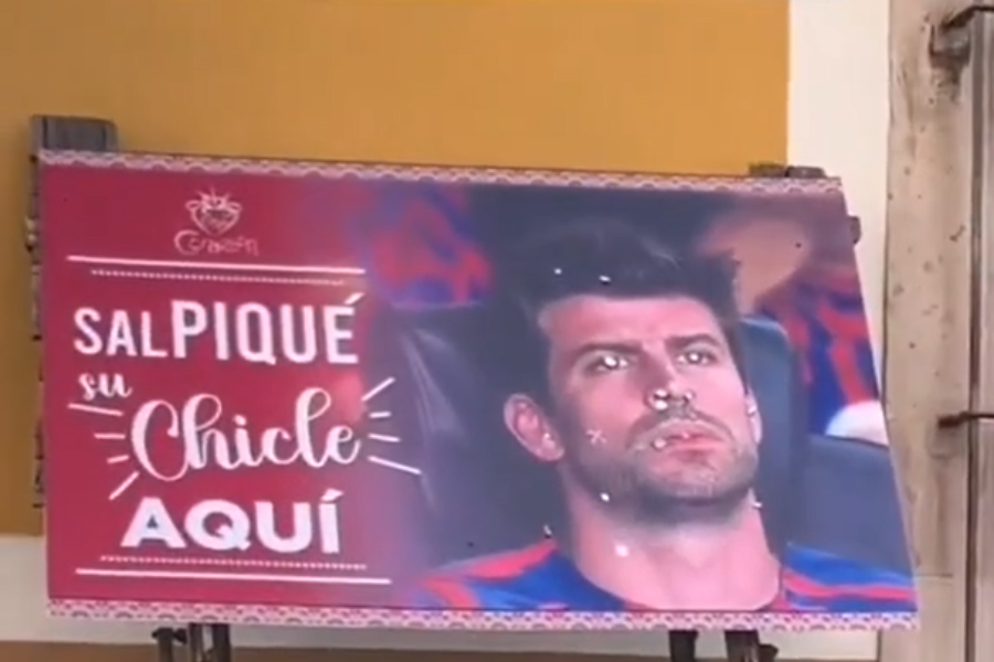 Restaurante pone un cartel de Piqué para que sus clientes peguen sus chicles