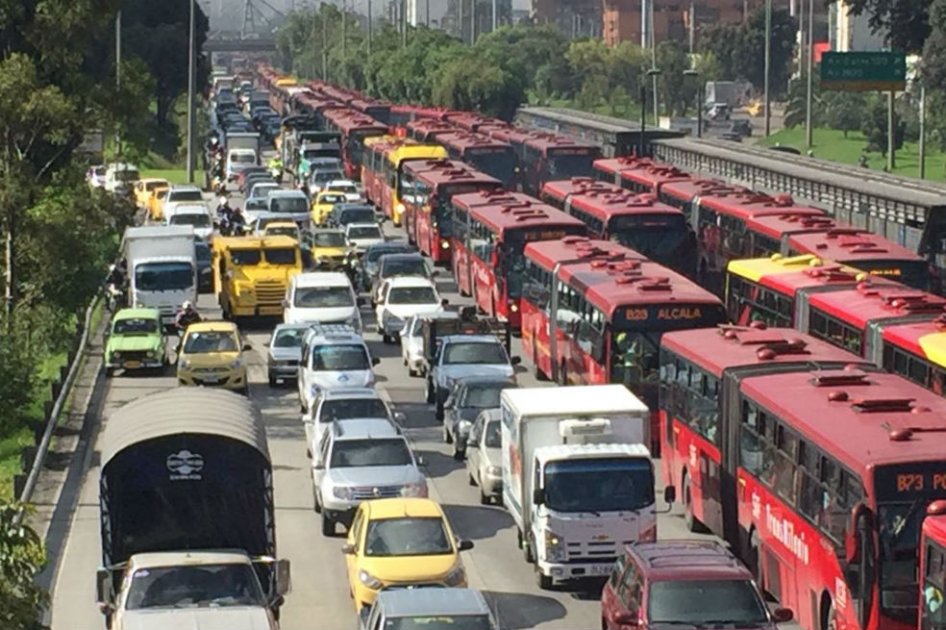 Caos de movilidad en la Autonorte por caída de tierra y volcamiento de campero