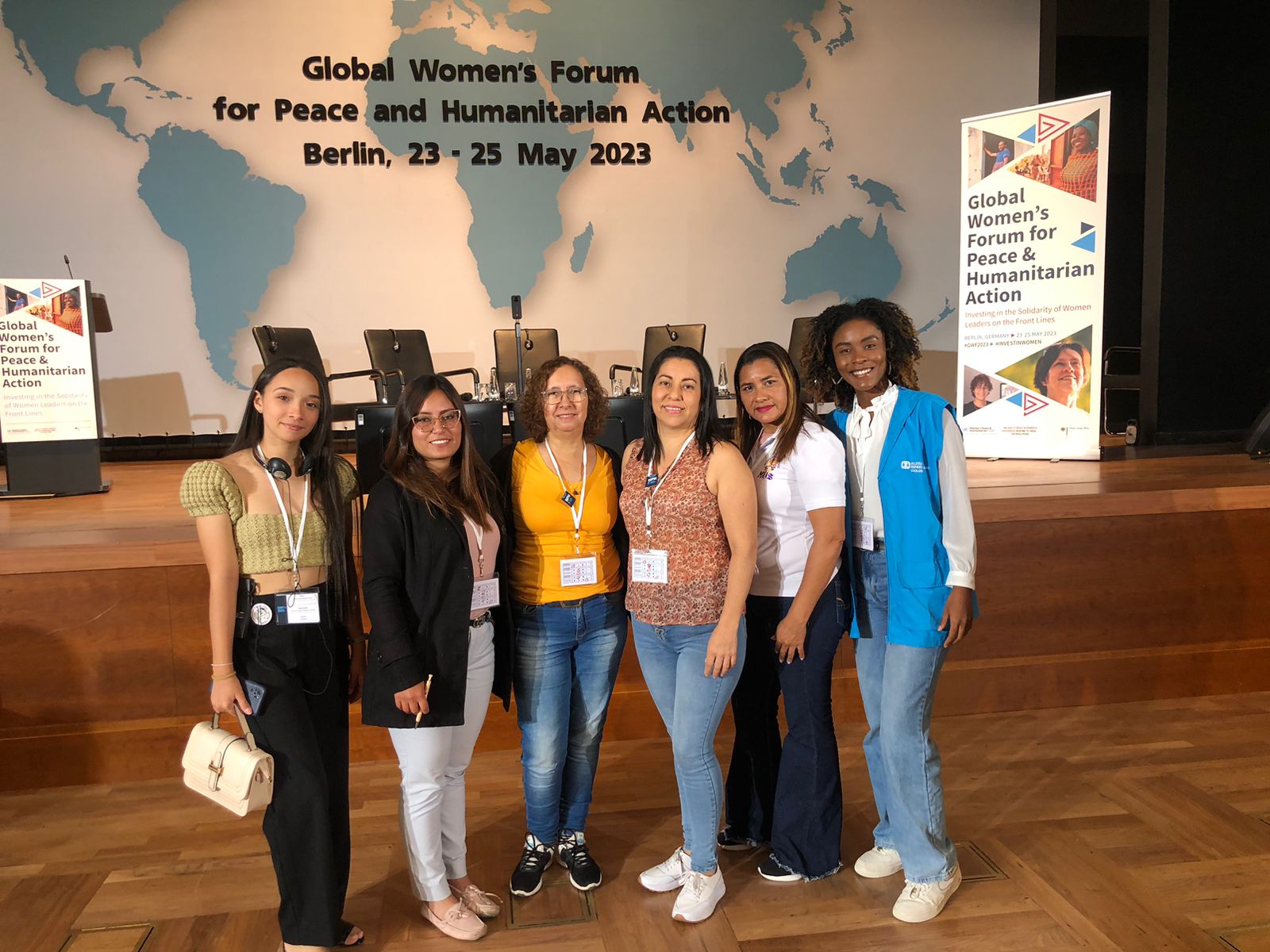 Yolides Torres Vizcaíno (de camiseta blanca) junto a otras de las 12 mujeres de Colombia invitadas al evento en Berlín.