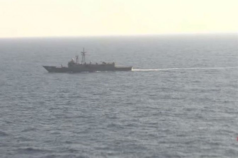 Fotograma de un video facilitado por el Ministerio de Defensa Egipcio que muestra a un barco de la Marina de Egipto durante las operaciones de búsqueda del avión de Egyptair siniestrado. / EFE
