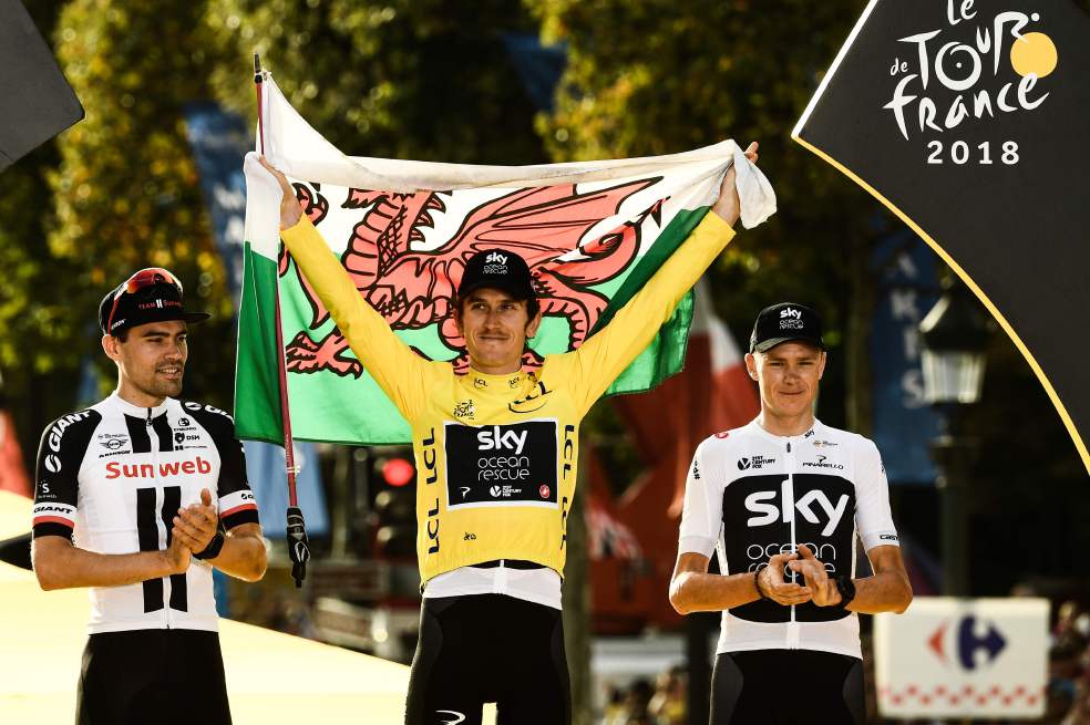 Geraint Thomas (C), campeón del Tour de Francia en 2018, junto a Tom Dumoulin (izq.), que ese año fue segundo, y Christopher Froome (der.), quien terminó tercero. 