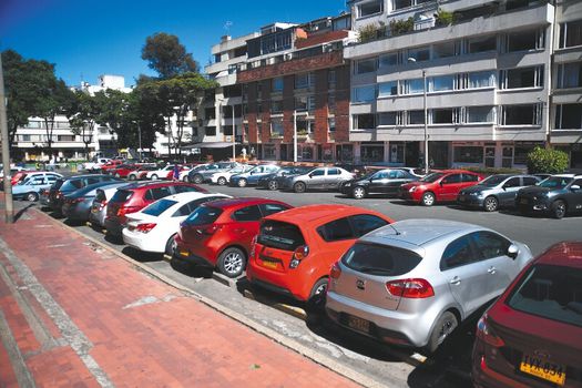 Los detalles del parqueo en vía: ¿negocio público?