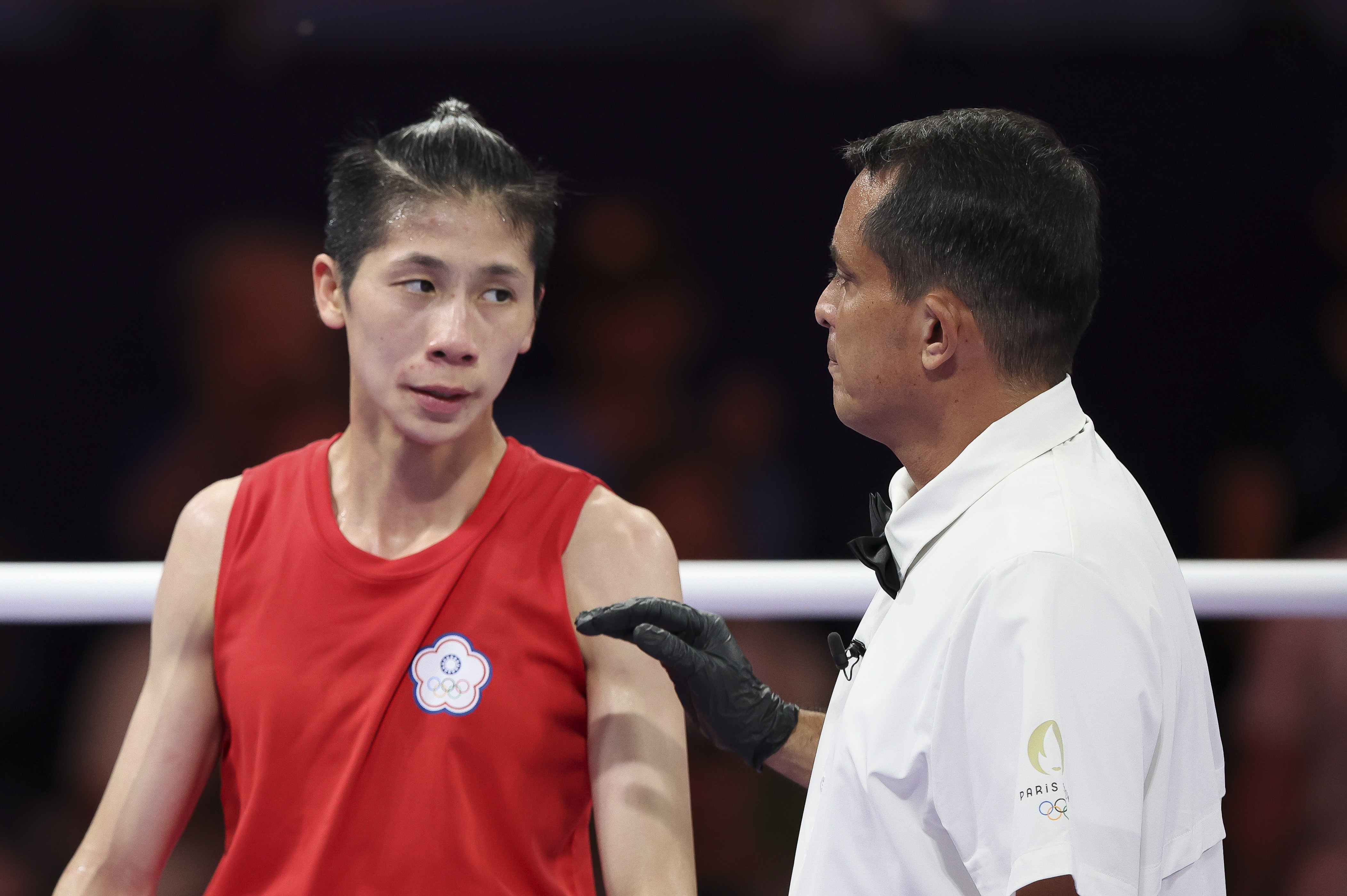 PARÍS, 02/08/2024.- La boxeadora Yu Ting Lin (rojo), de Taipei, con el árbitro puertorriqueño Emanuel Ferreira (d) durante su combate de boxeo en la categoría de 57kg de los Juegos Olímpicos de París 2024 contra la uzbeca Sitora Turdibekova, este viernes. EFE/ Miguel Gutiérrez