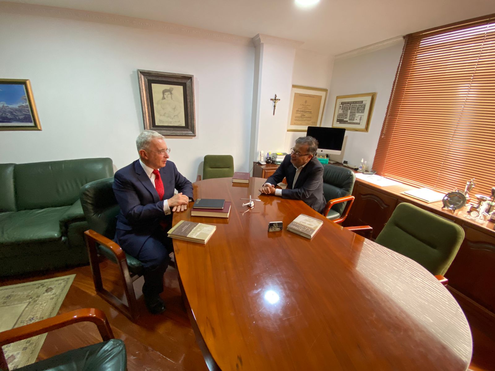 La reunión entre Uribe y Petro comenzó pasadas las 10 de la mañana y contó con dos partes. La primera fase fue un encuentro privado entre los dos líderes políticos. Luego hubo integración de cercanos a ambos.
