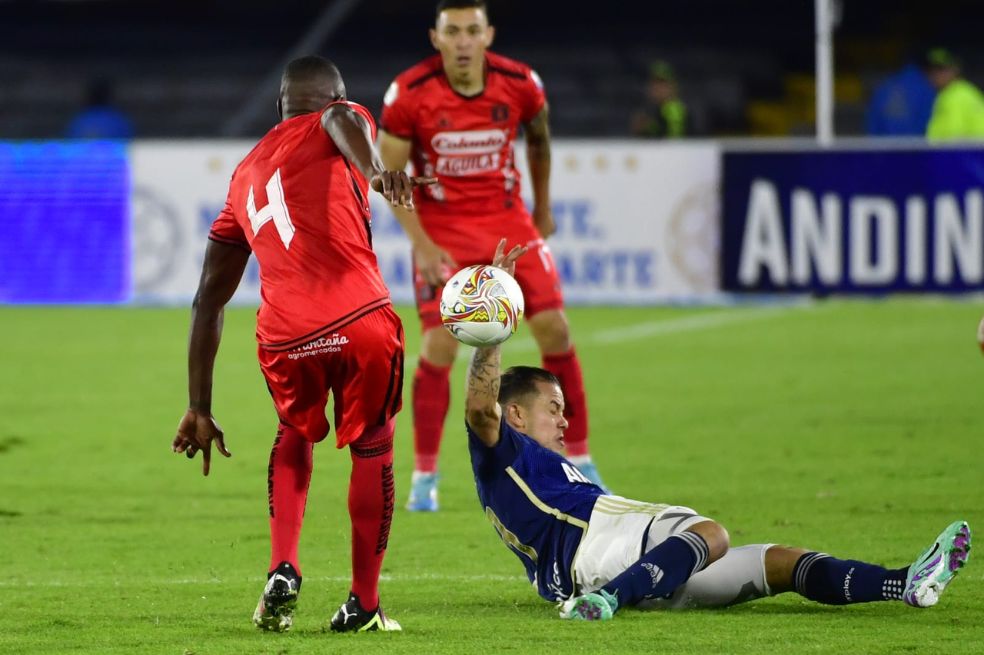 Los jugadores de América y Millonarios disputan una pelota en El Campín.