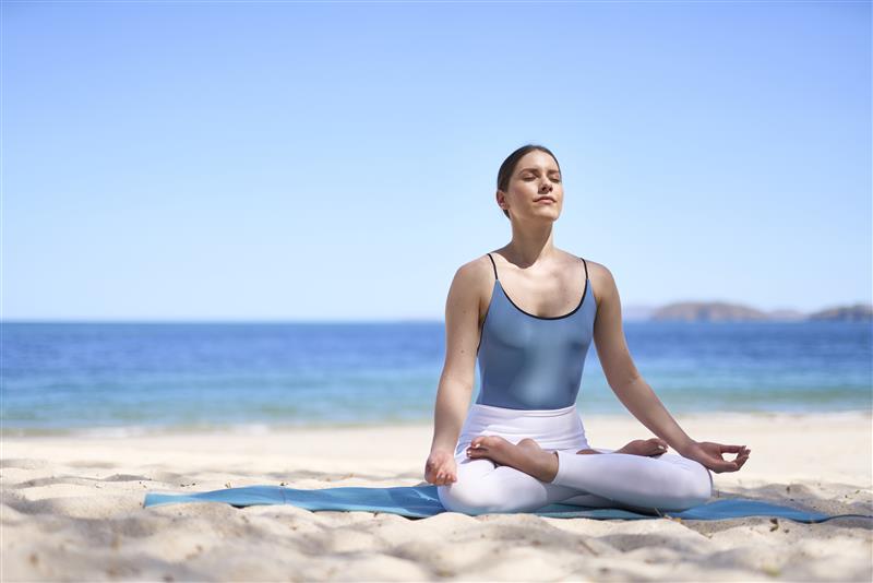 yoga frente a uno de los paisajes de playa más emblemáticos del Pacífico costarricense