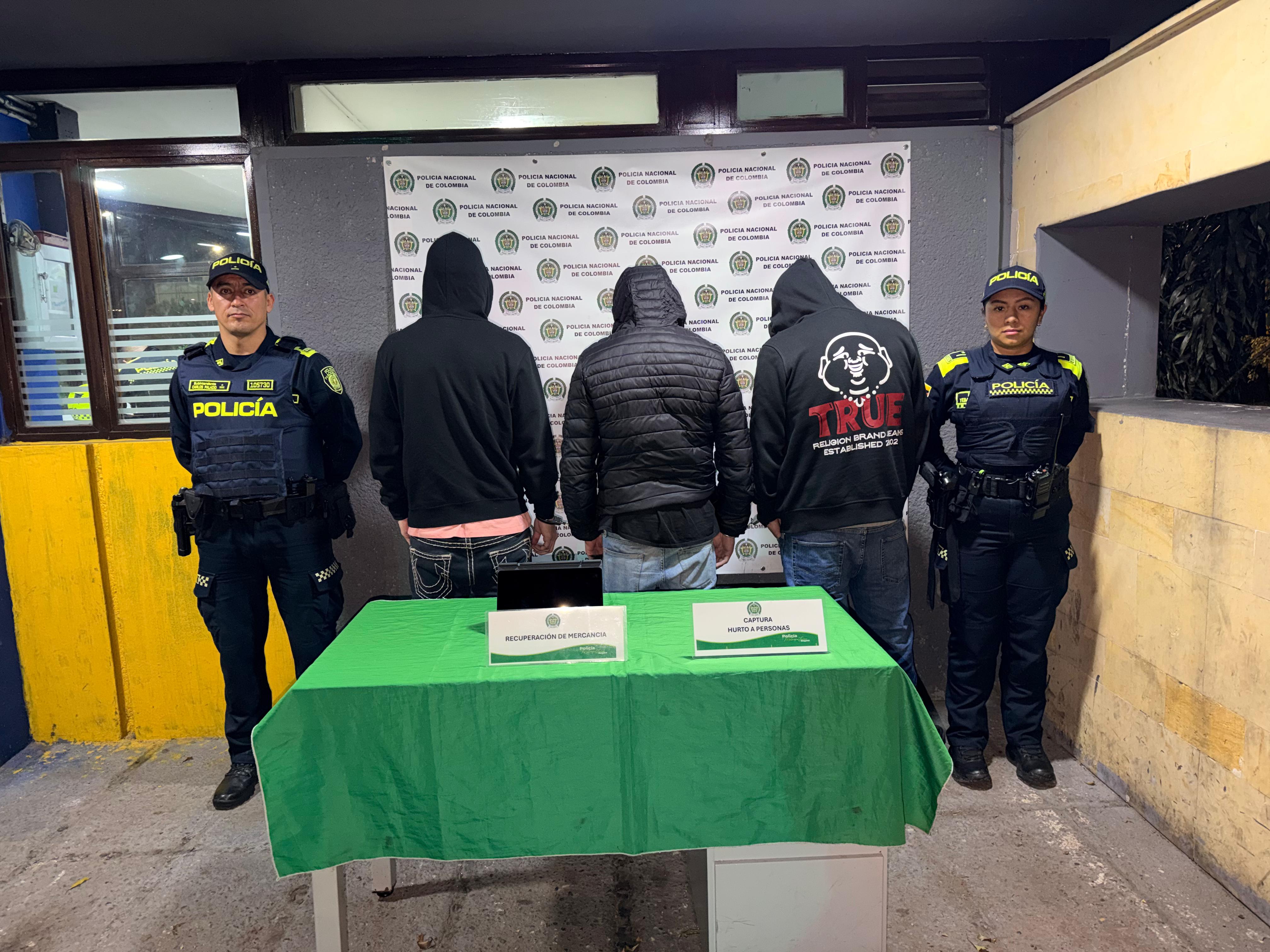 Rompevidrios en Suba: tres capturados tras huir en carro con objeto robado