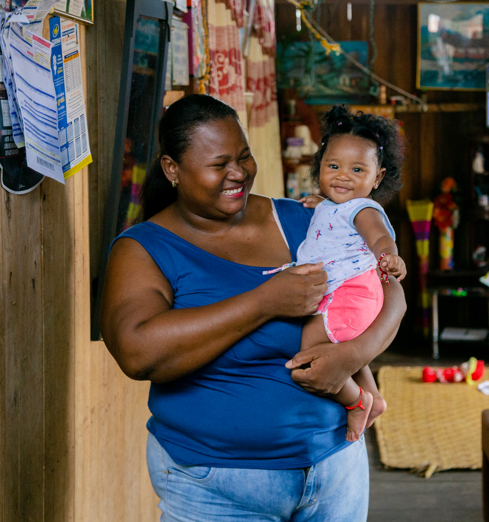 La mayoría de las mujeres participantes son afrocolombianas. Algunas se identifican como indígenas.Felize CazaresDe hecho, después de las primeras sesiones estos acercamientos se tradujeron en microemprendimientos entre ellas. Por esto, y por las condiciones de pobreza en las que vive la mayoría de las participantes, Semillas de apego busca articularse con un procesoenfocado a la mejora de condiciones económicas. Esto, más la ayuda emocional y afectiva, ayudaría a cerrar un poco más la brecha que se genera en los niños a nivel mental.